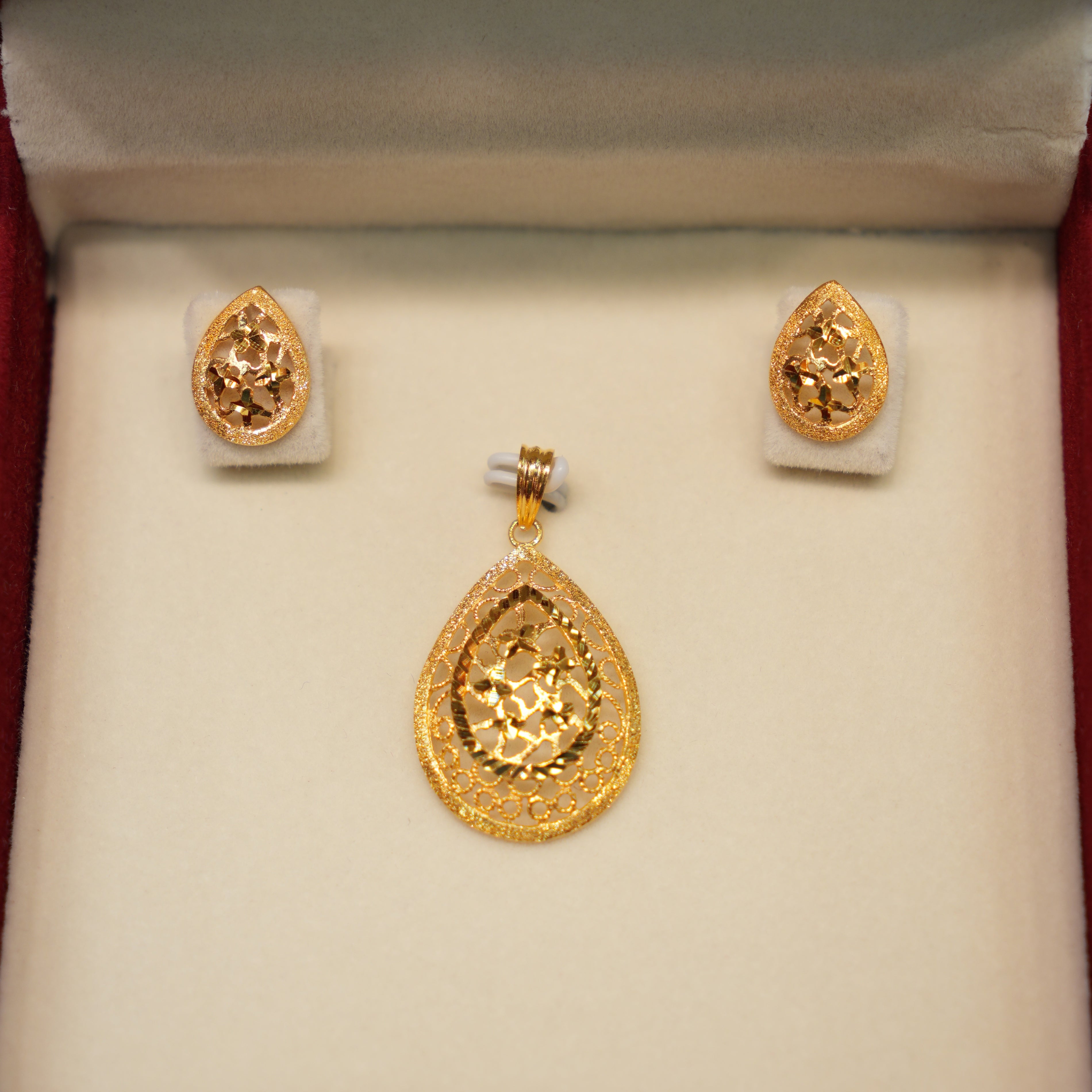 22K Gold Designer Pendant Set