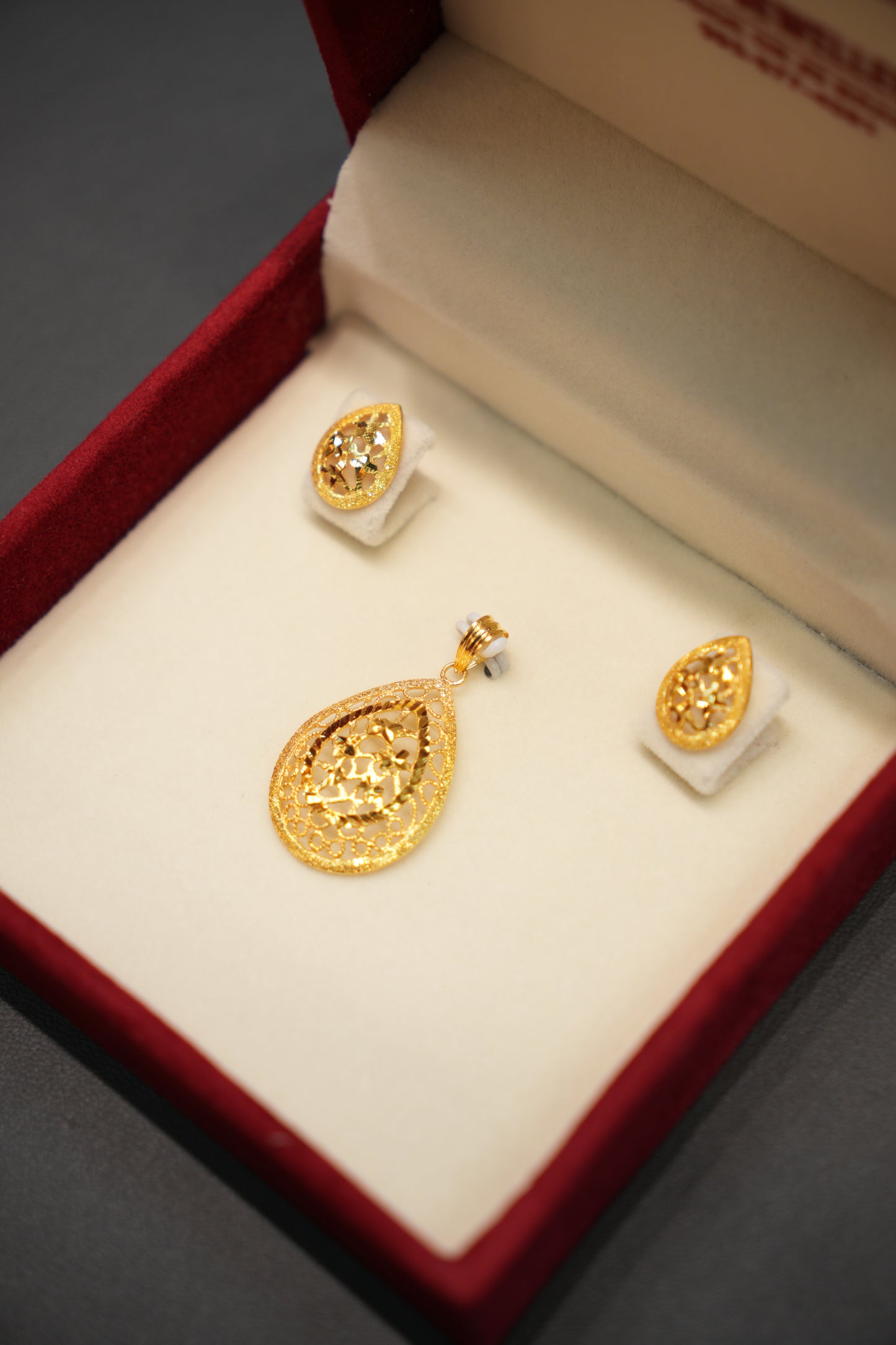 22K Gold Ladies Pendant Set