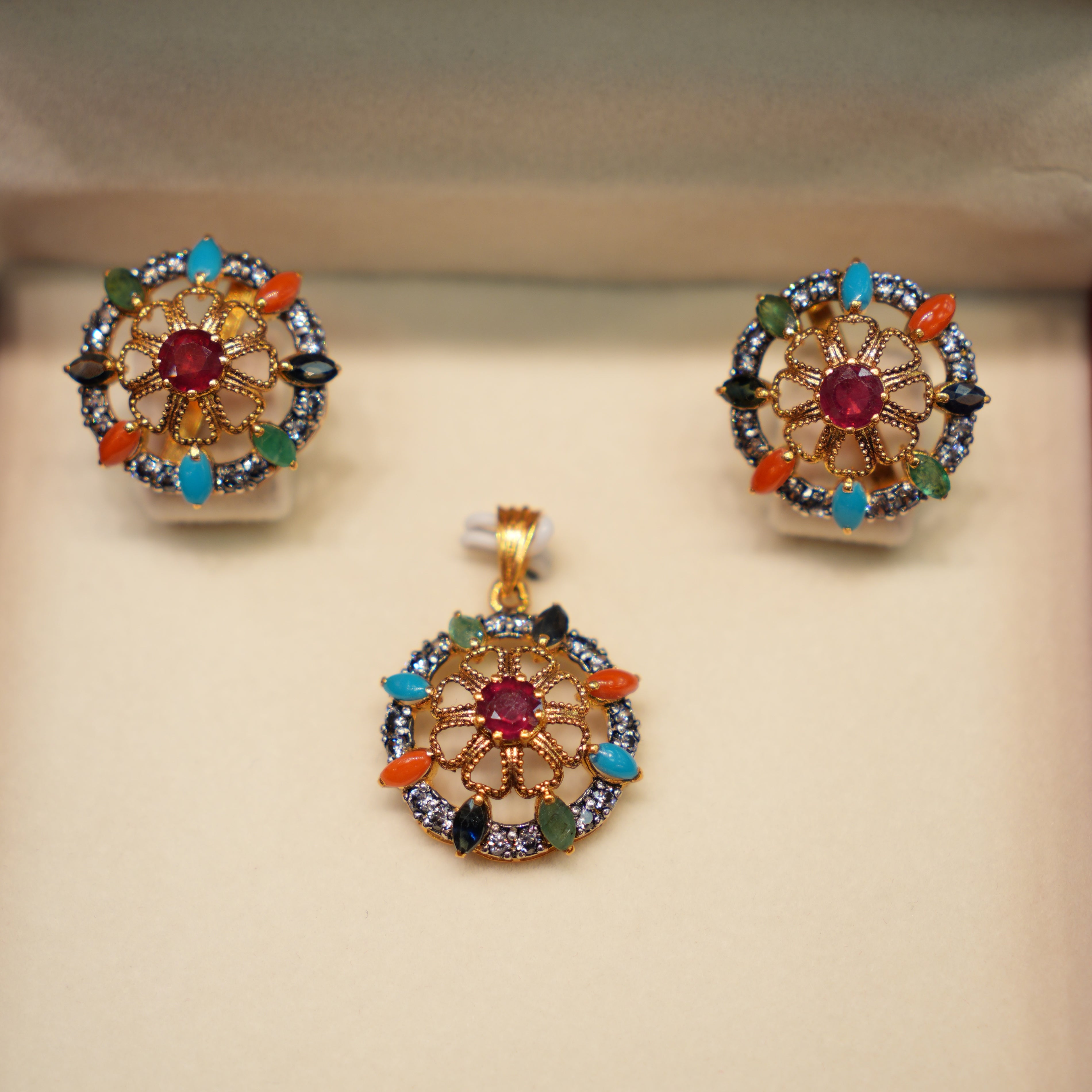22K Gold Ladies Pendant Set