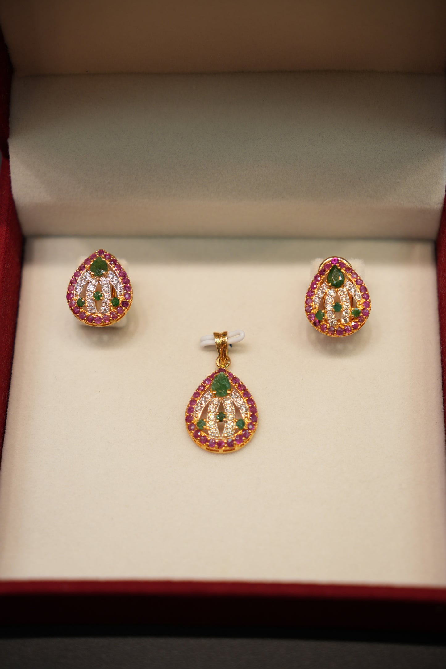 22K Gold Ladies Pendant Set