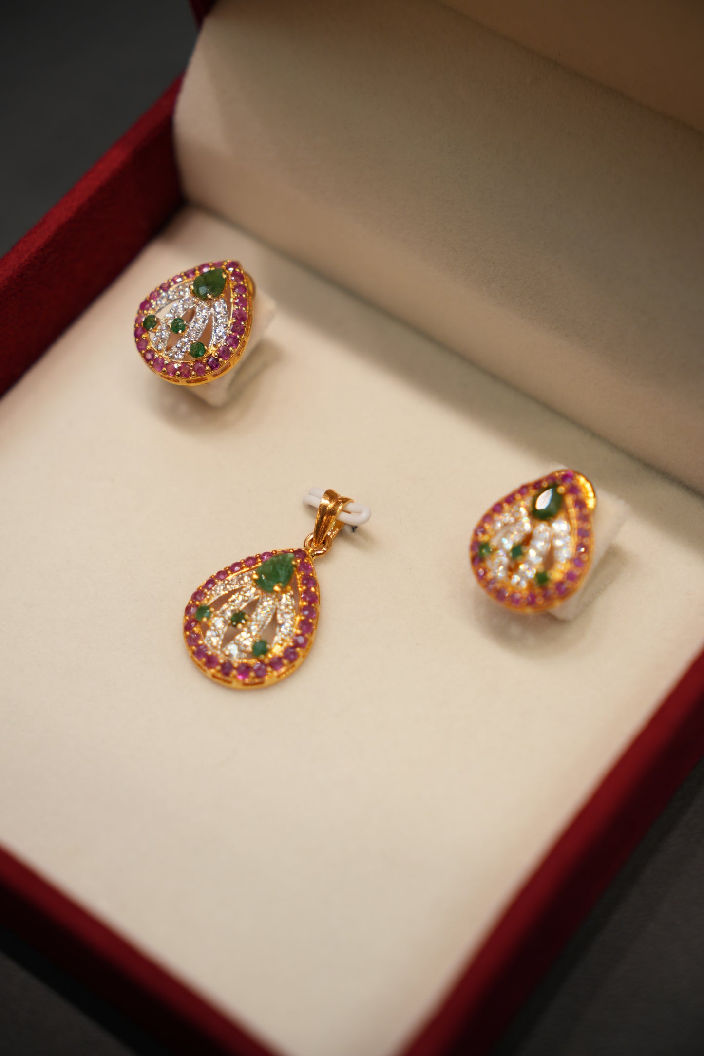 22K Gold Ladies Pendant Set