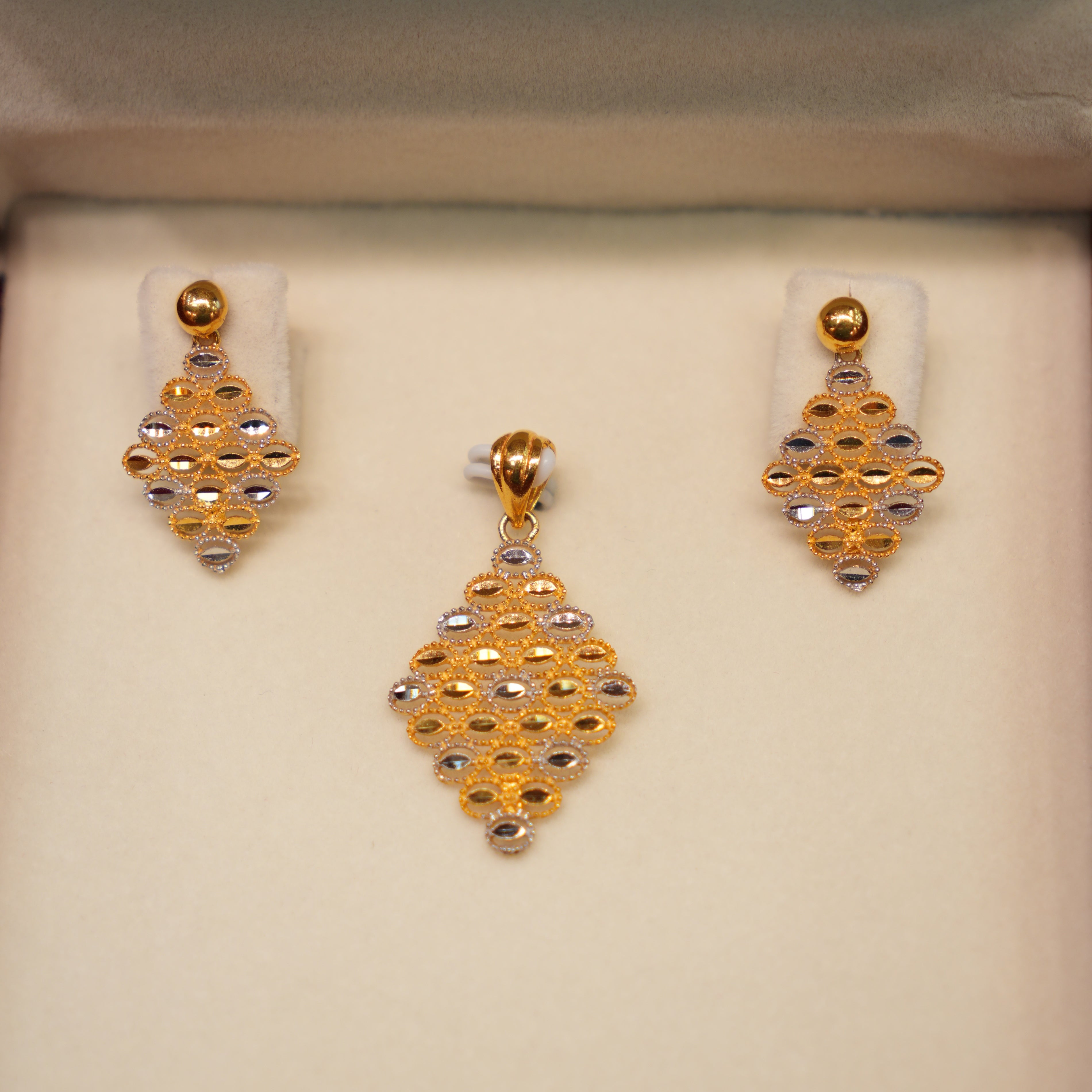 22K Gold Ladies Pendant Set