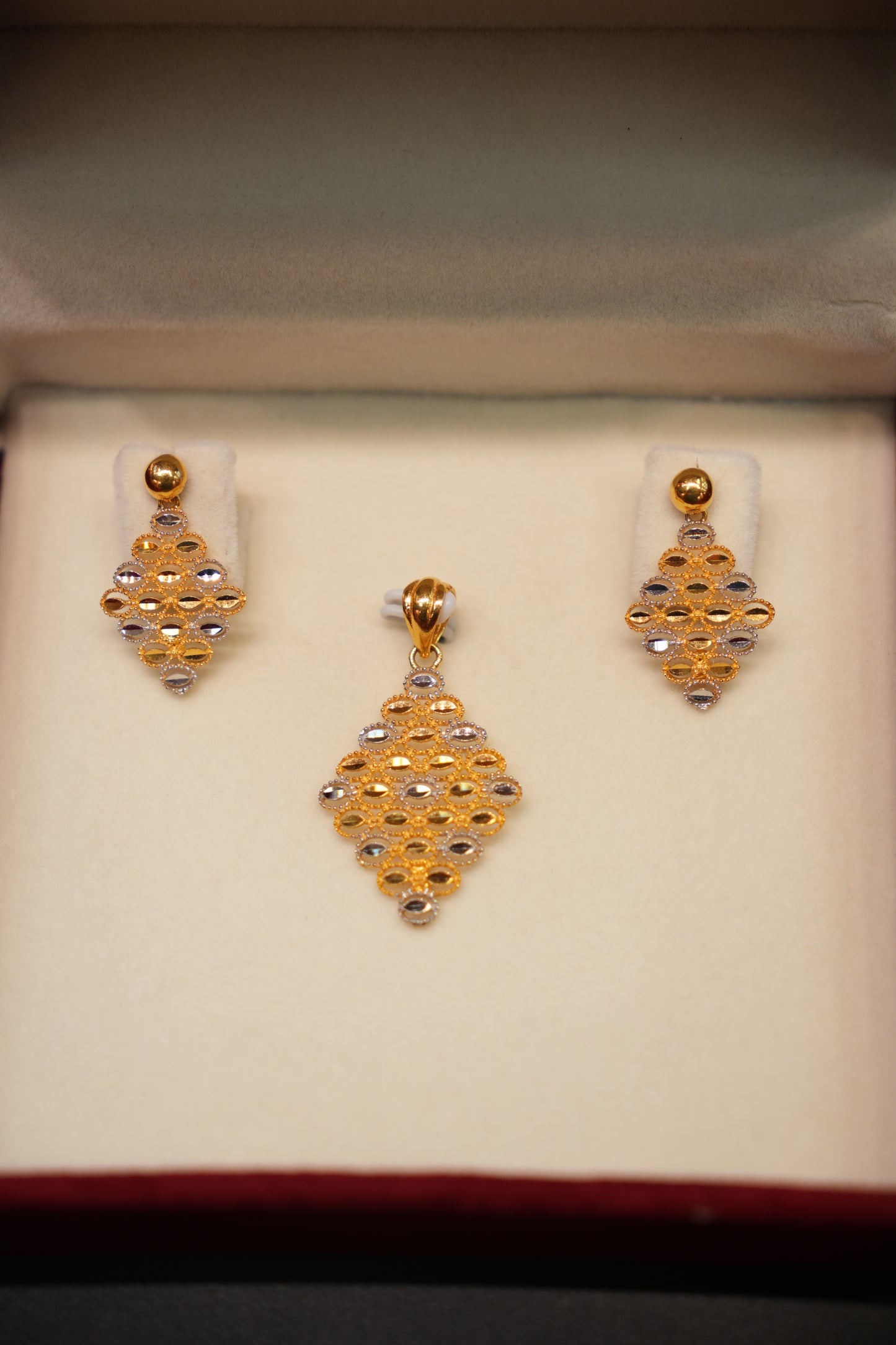 22K Gold Ladies Pendant Set