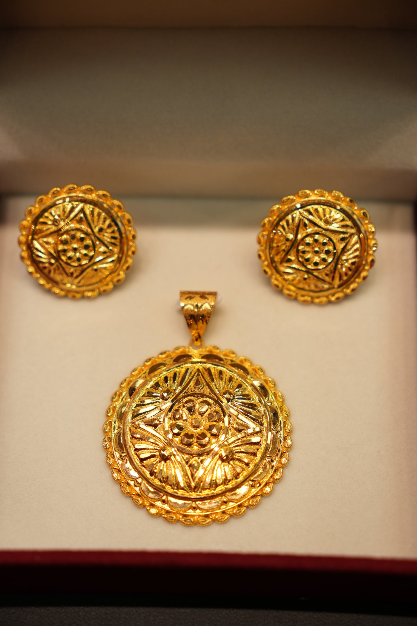 22K Gold Ladies Pendant Set