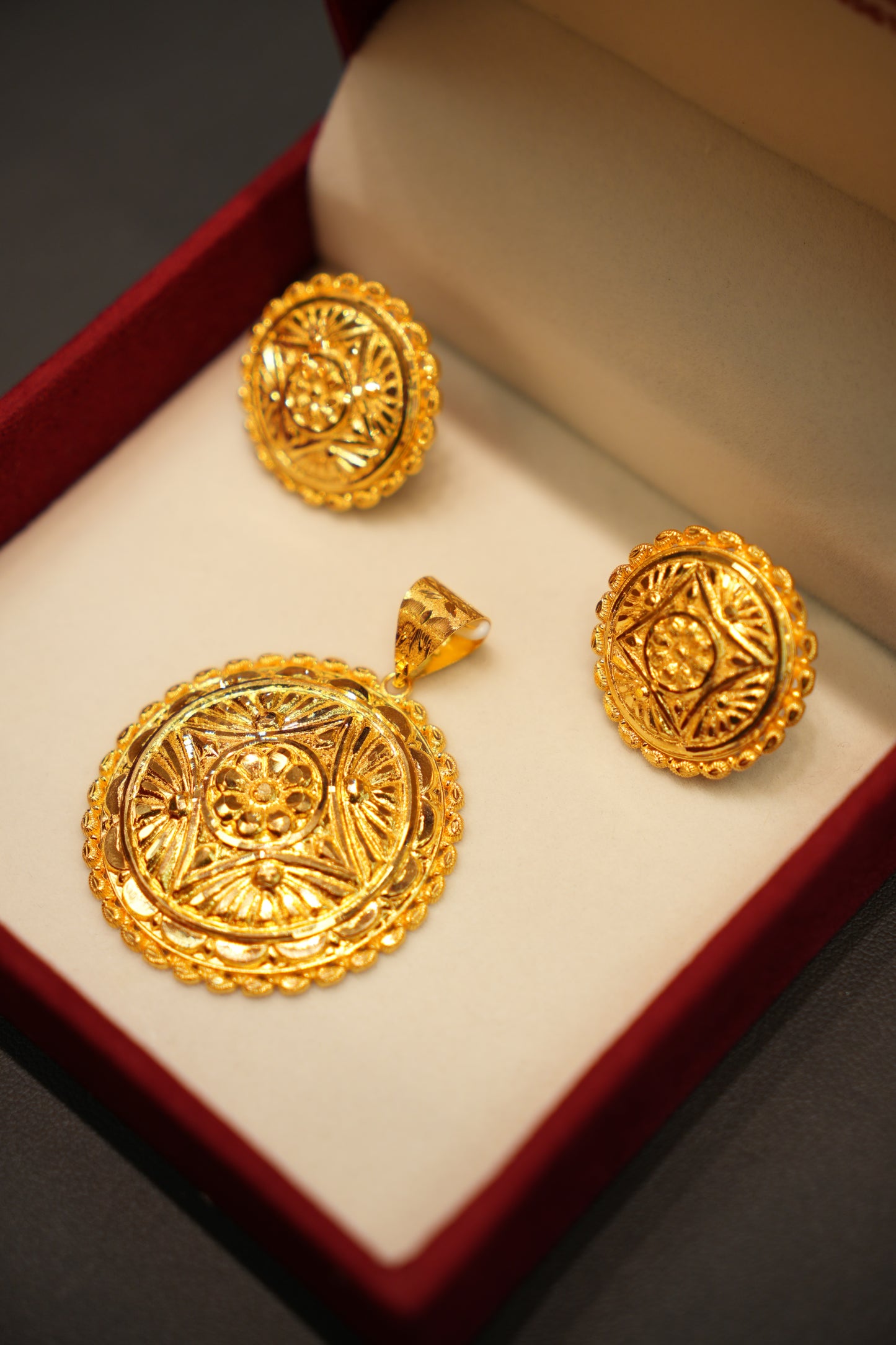 22K Gold Ladies Pendant Set