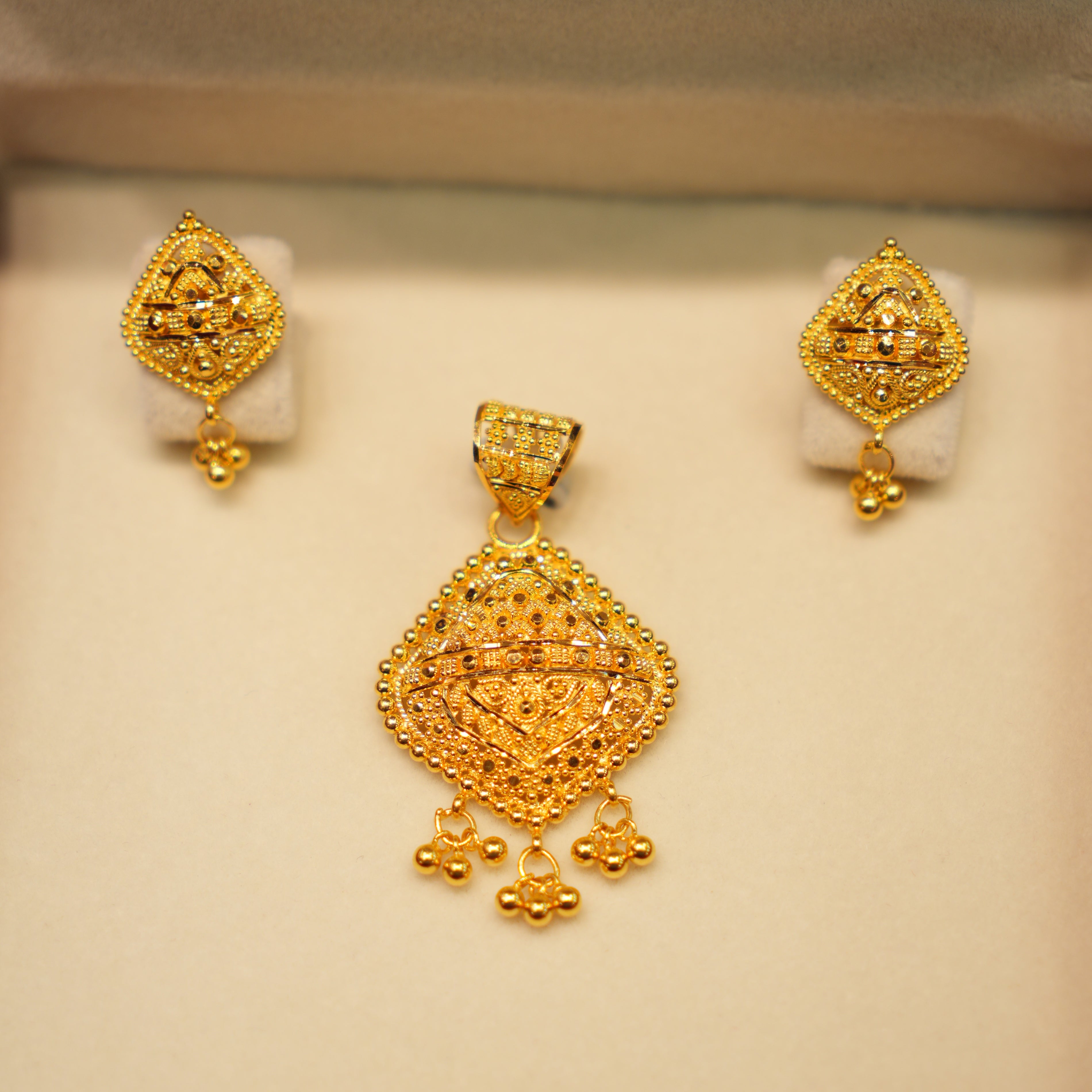 22K Gold Ladies Pendant Set