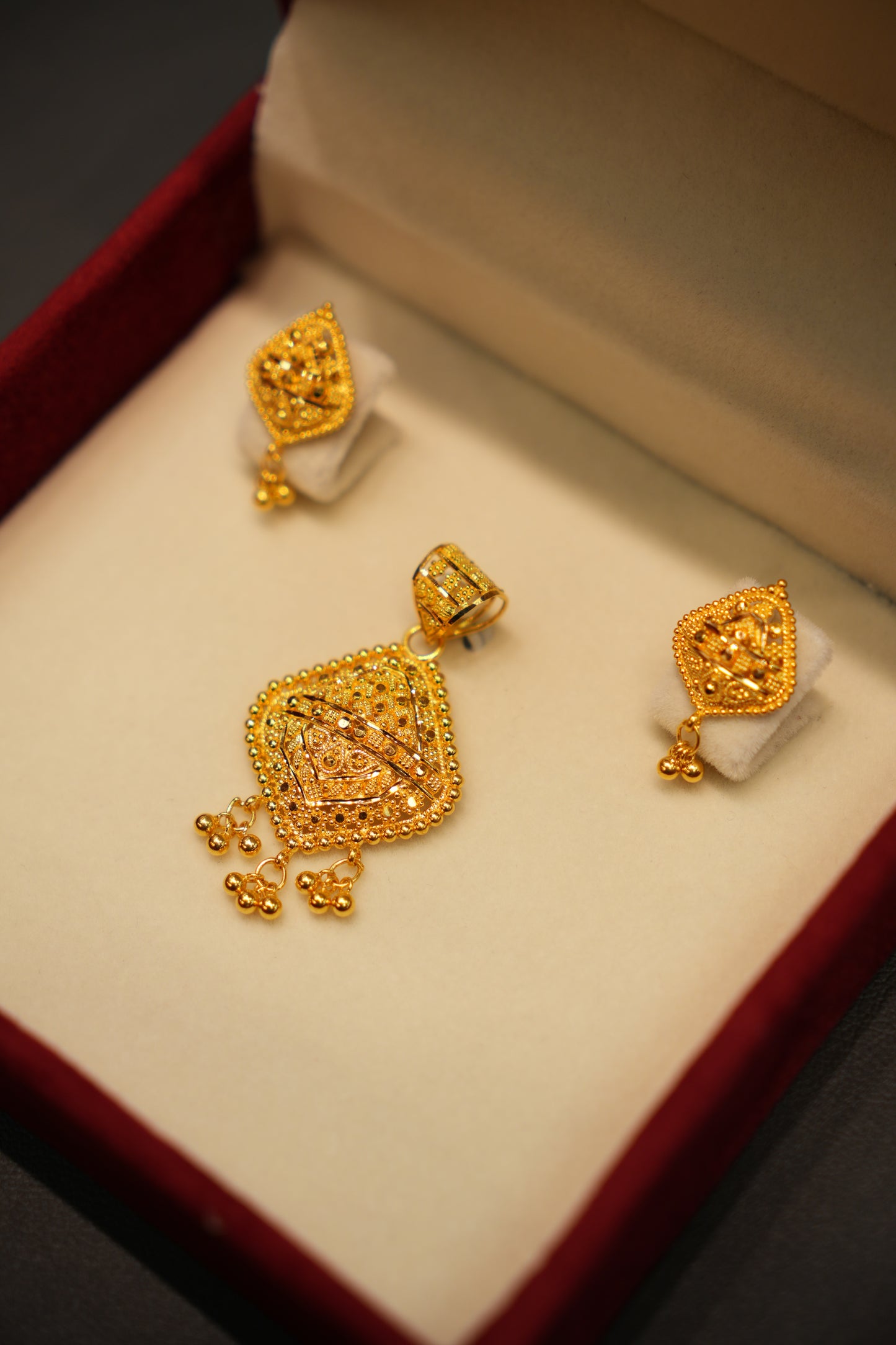 22K Gold Ladies Pendant Set