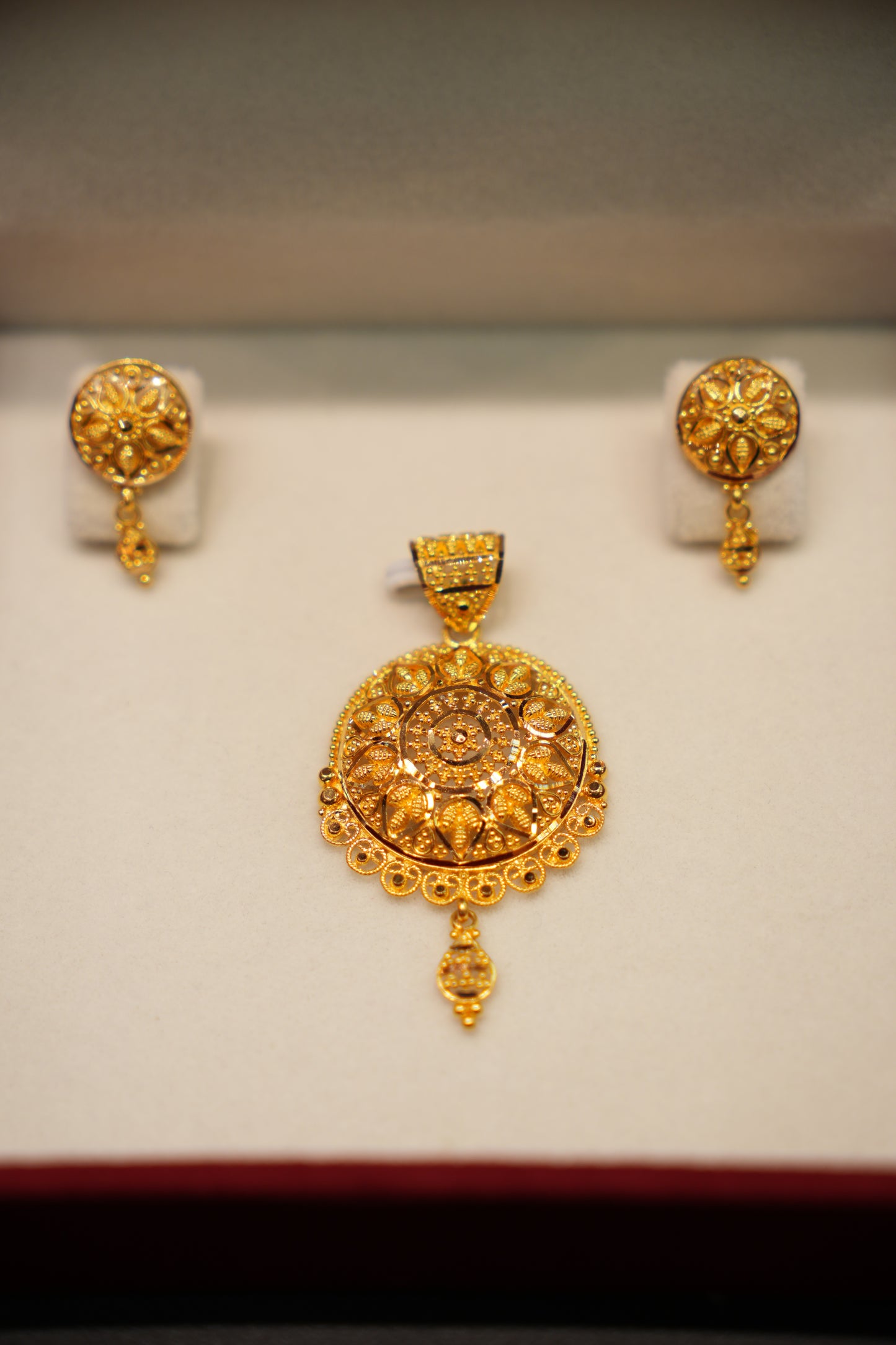 22K Gold Ladies Pendant Set