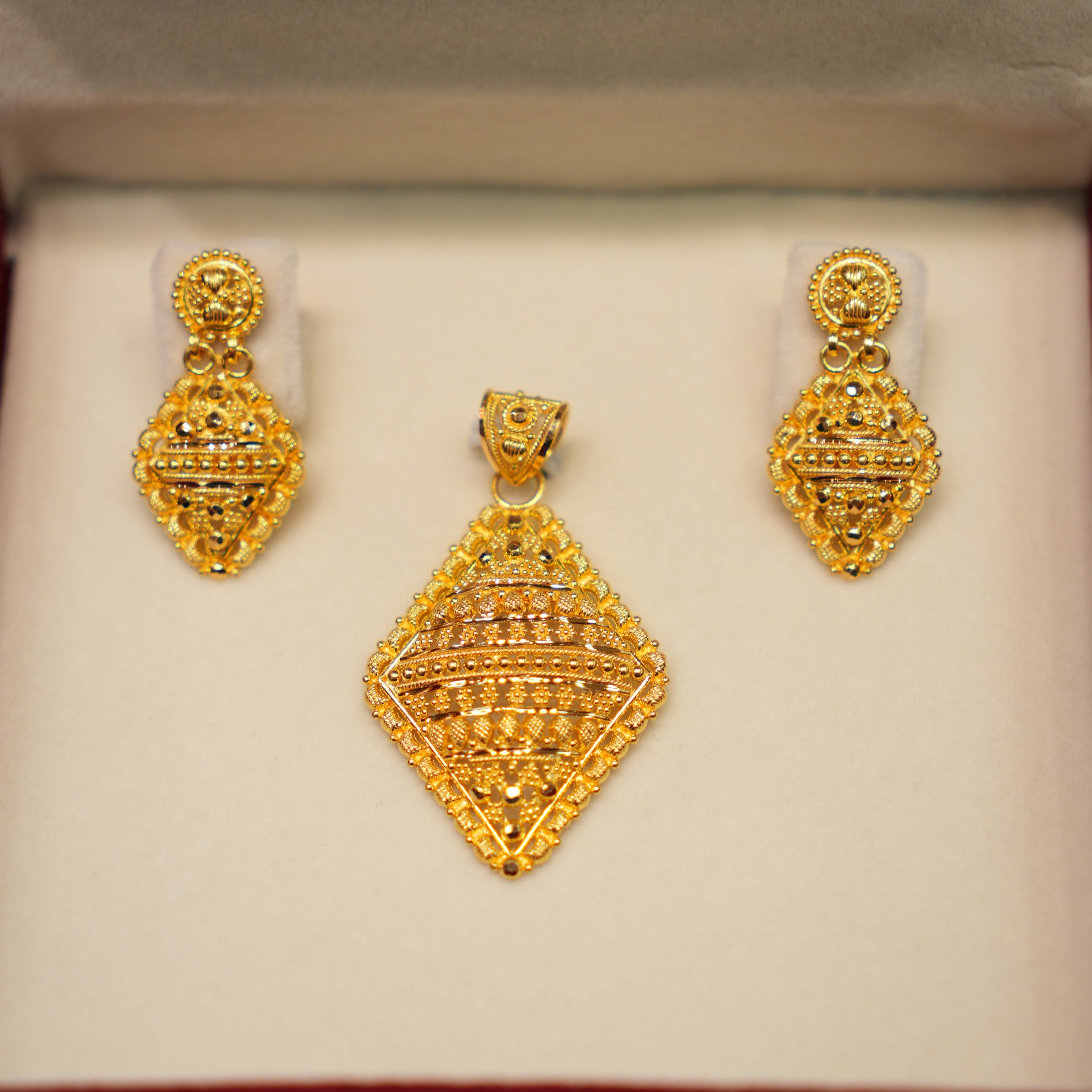 22K Gold Ladies Pendant Set