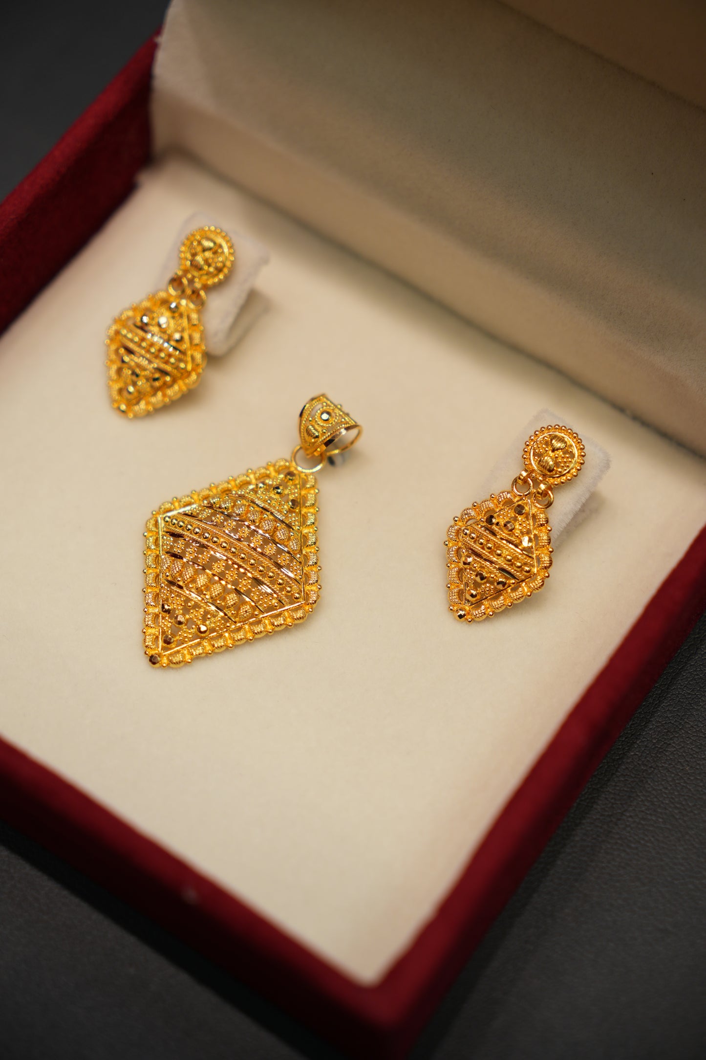22K Gold Ladies Pendant Set