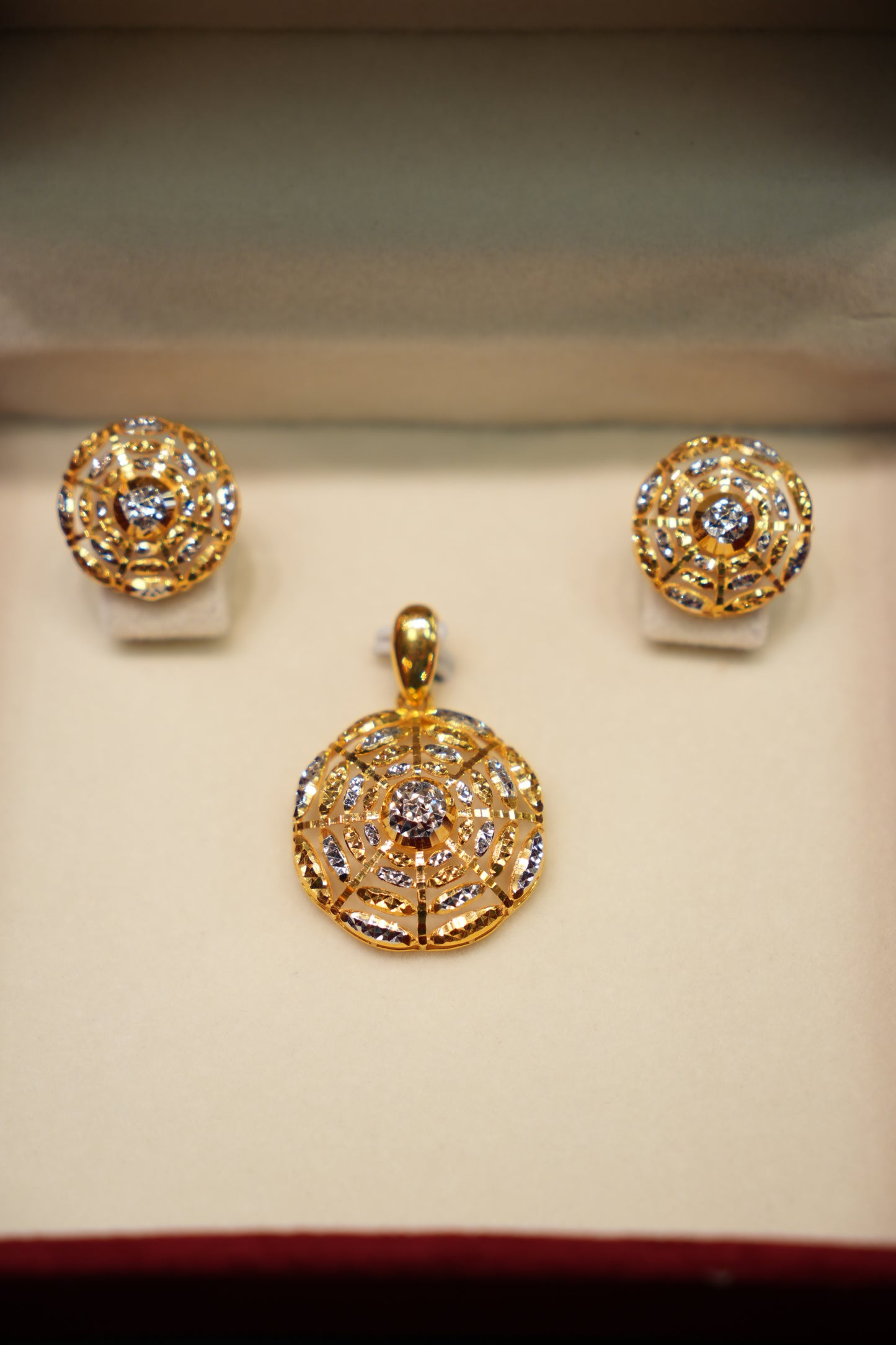 22K Gold Ladies Pendant Set