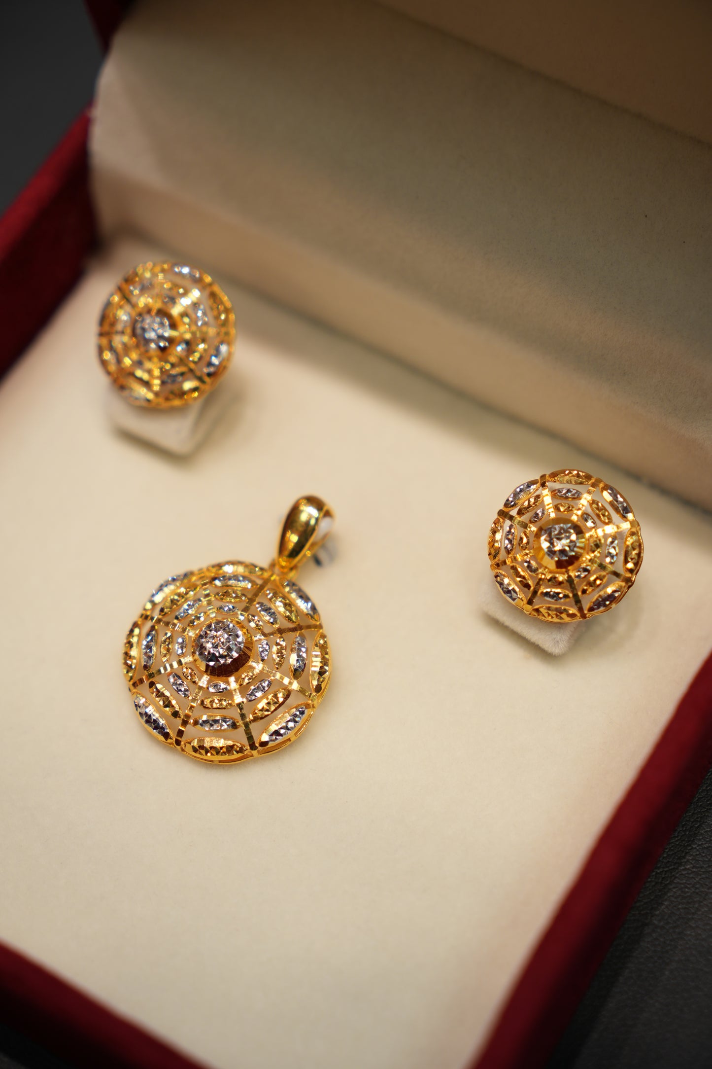 22K Gold Ladies Pendant Set