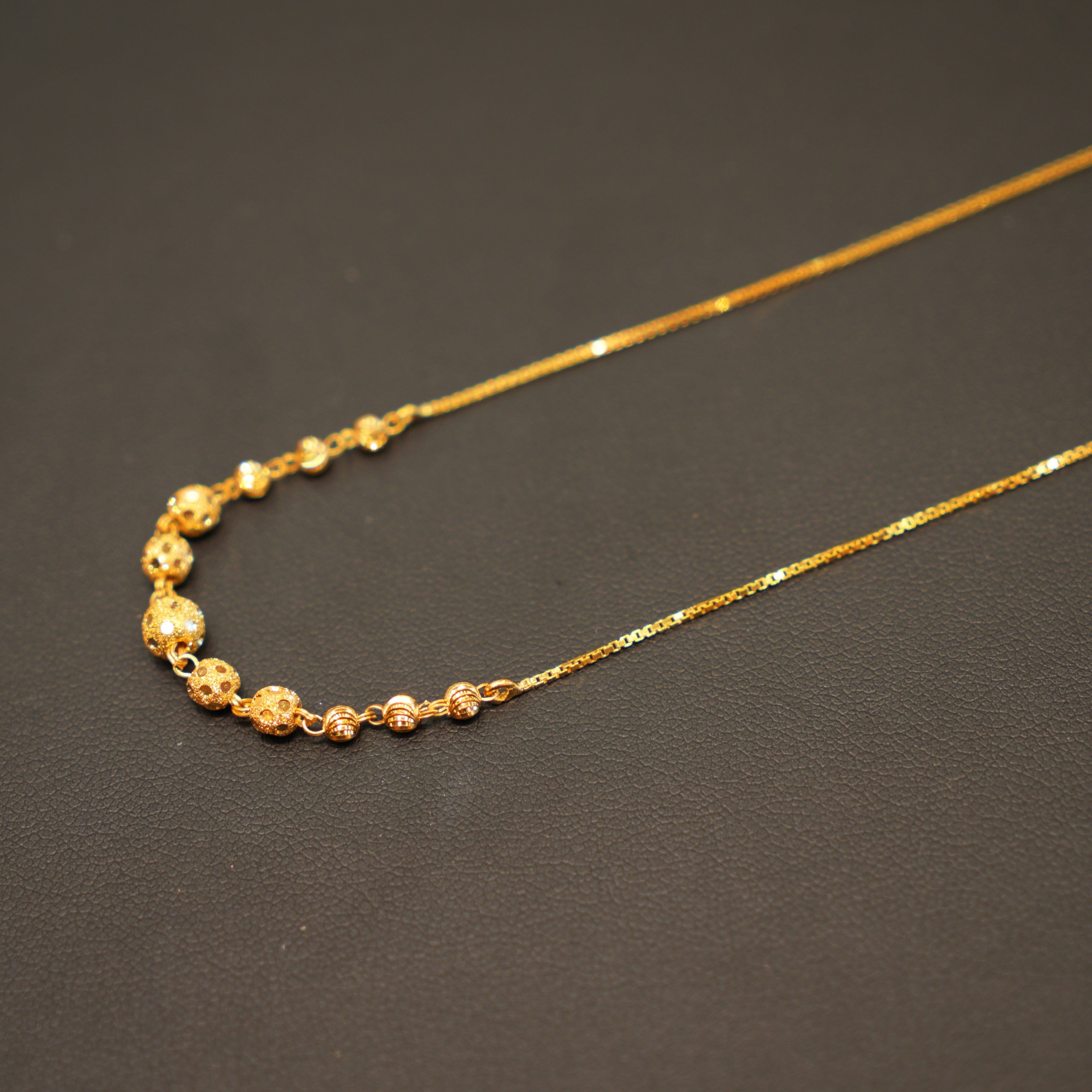 Minimalist gold chain 