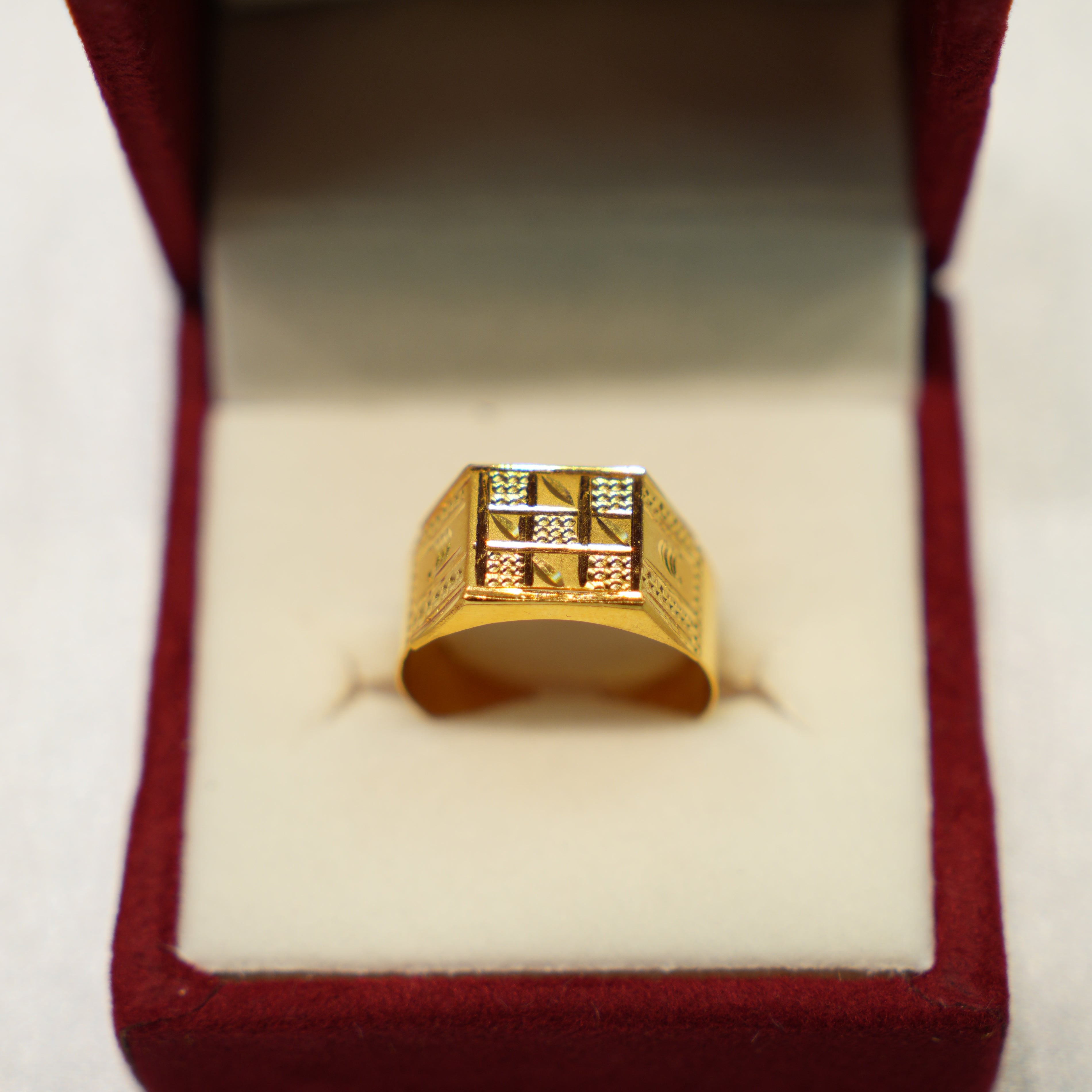Exclusive ladies gold ring collection