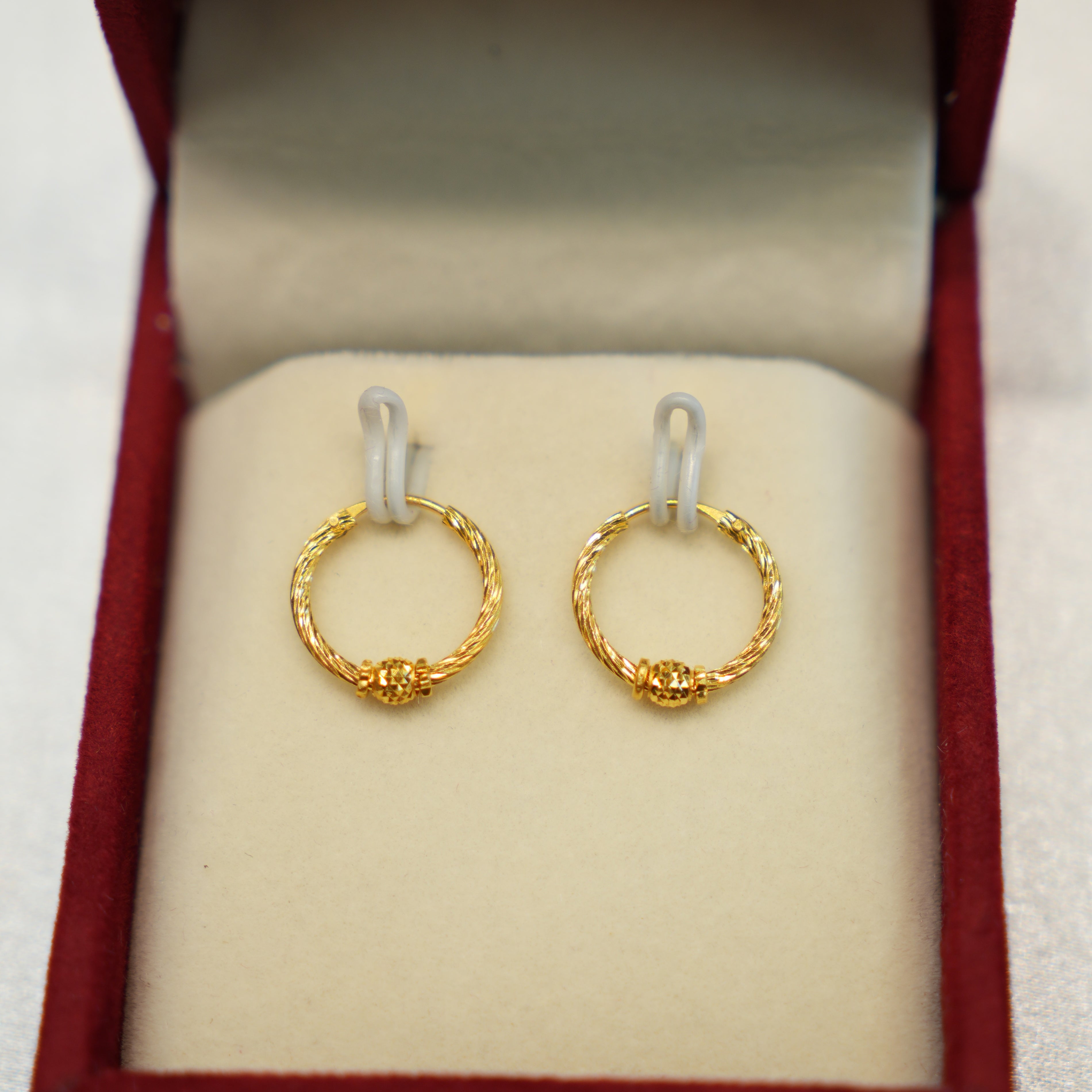 Stylish round earrings in pure gold