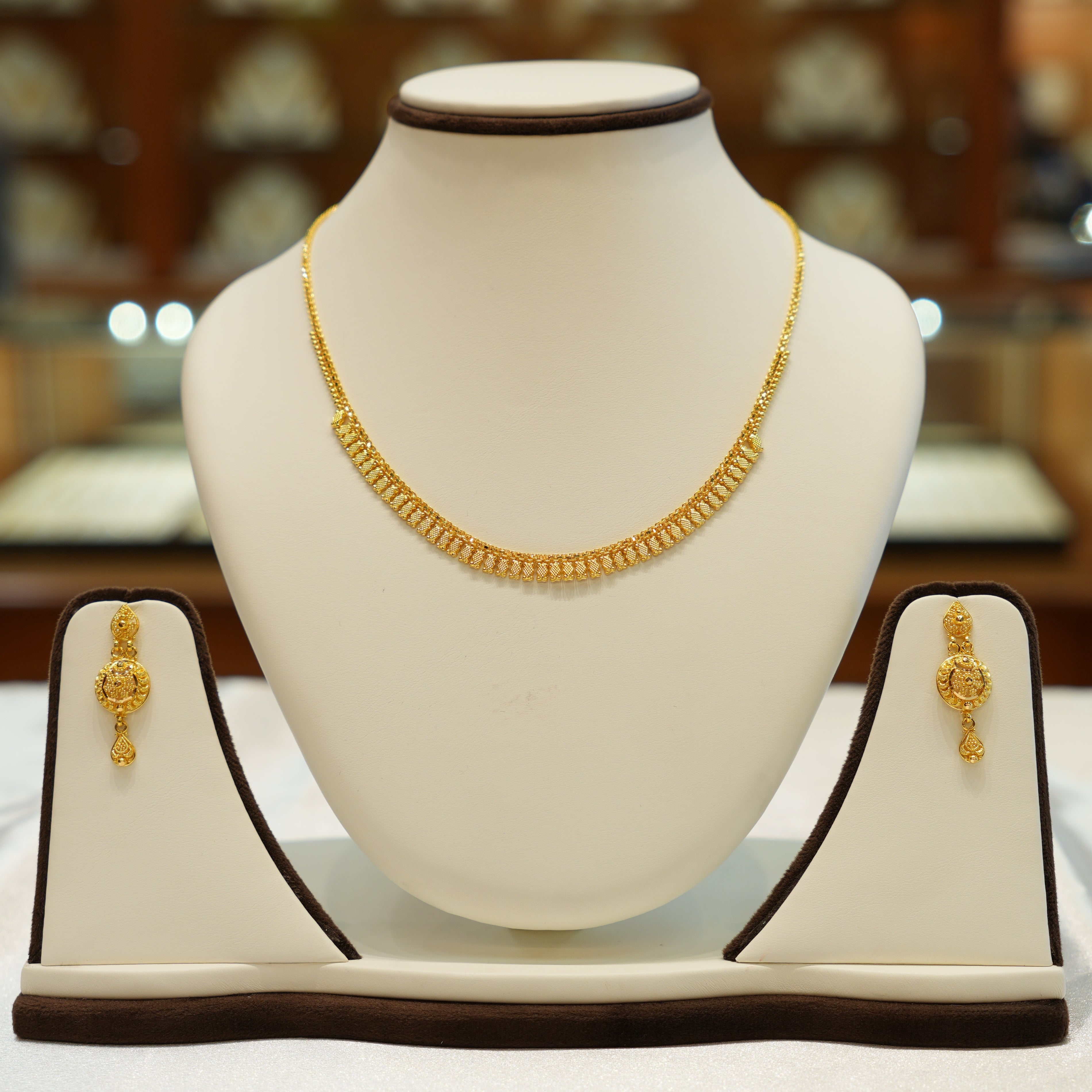 Stylish ladies gold necklace for gifting