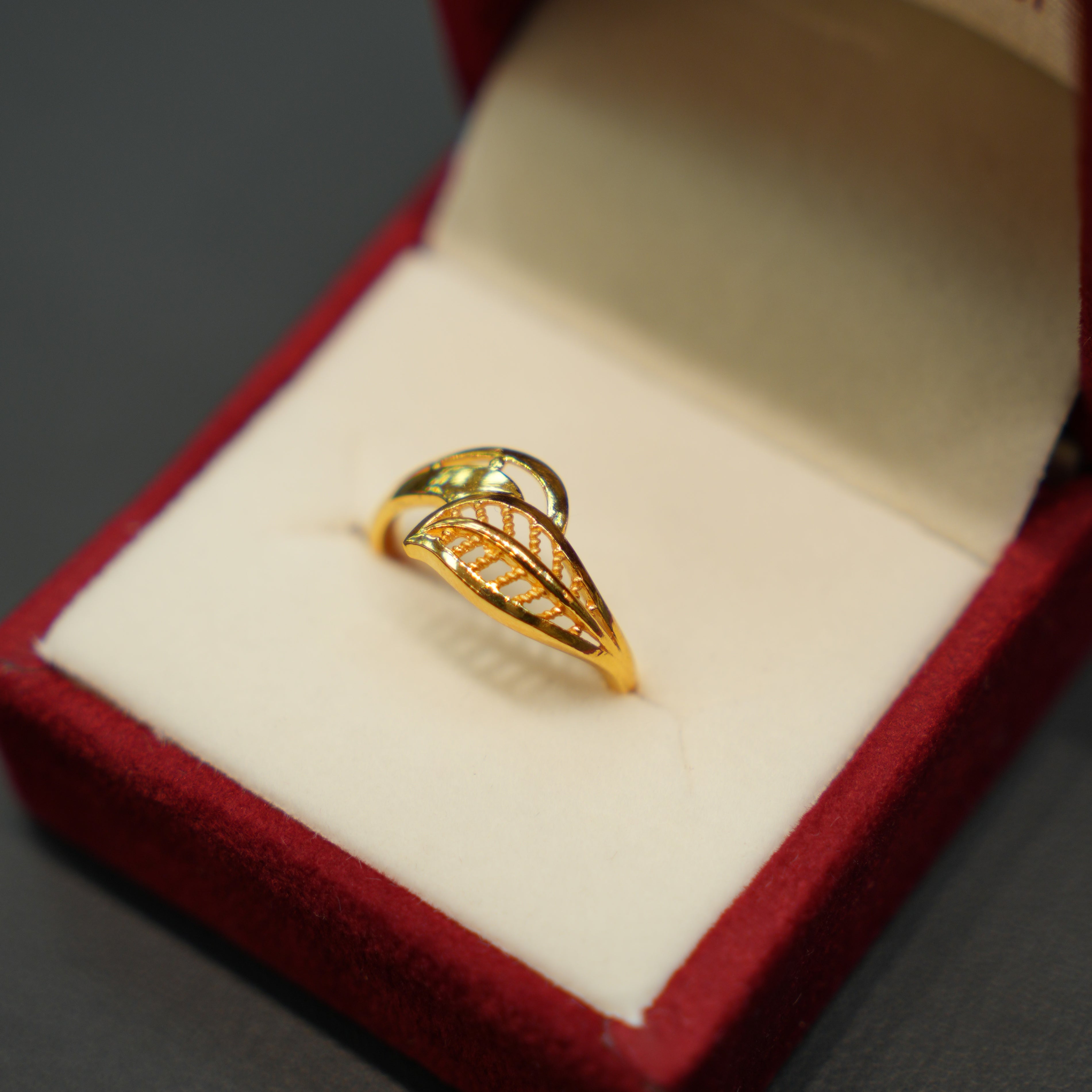 Classic 22K gold ladies ring with timeless design