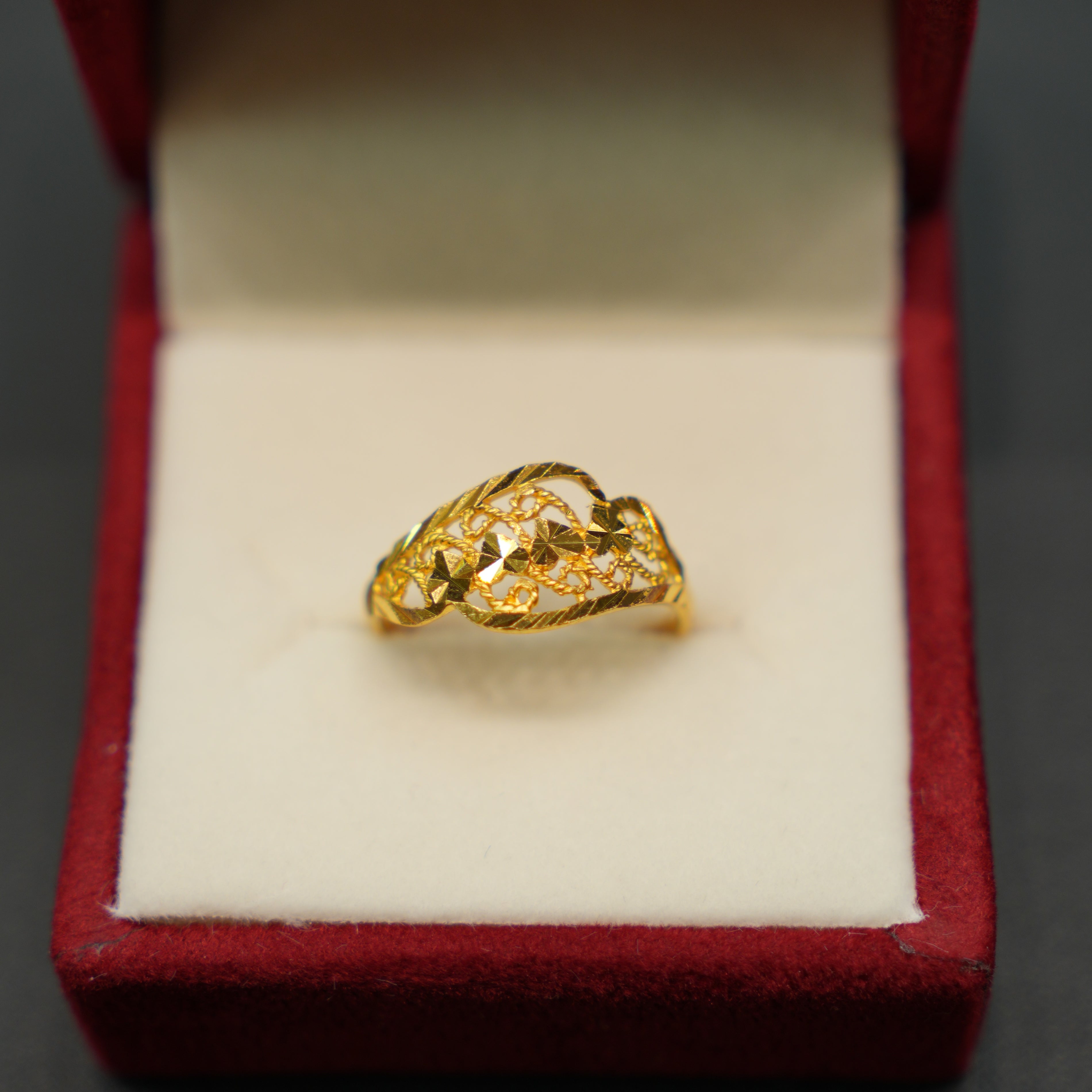 Luxury gold ring perfect for gifting and weddings