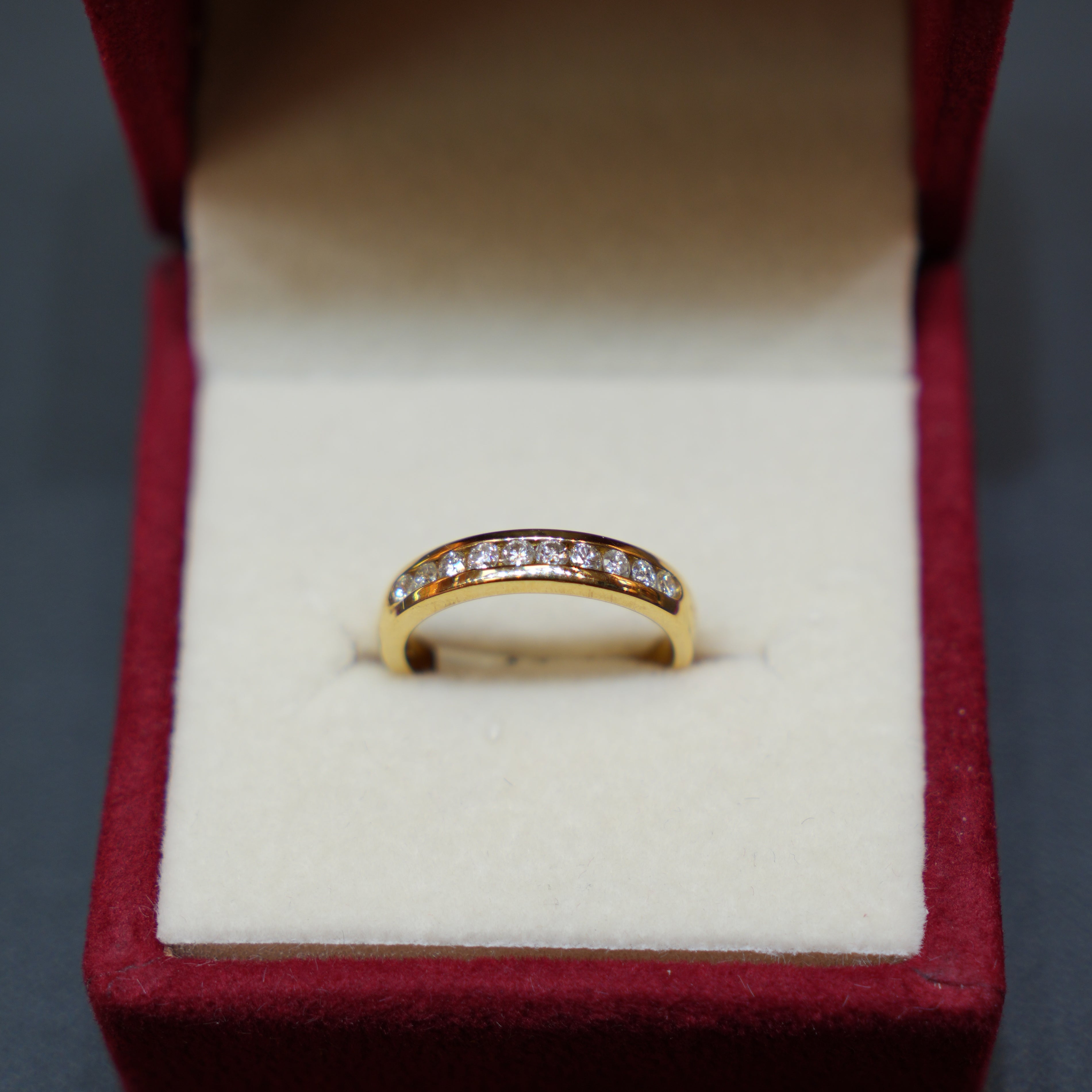 18K Natural Diamond Band
