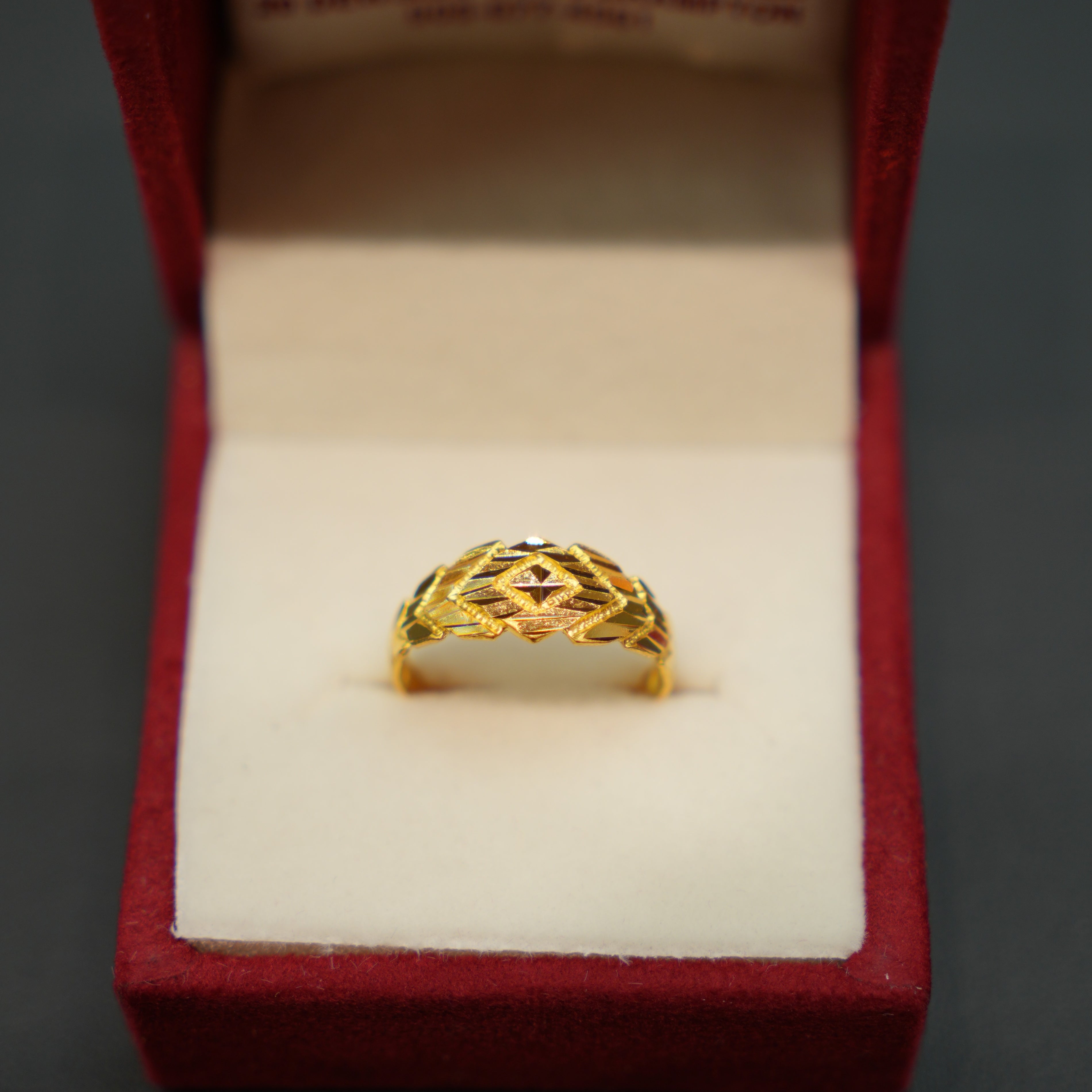 Designer ladies gold ring