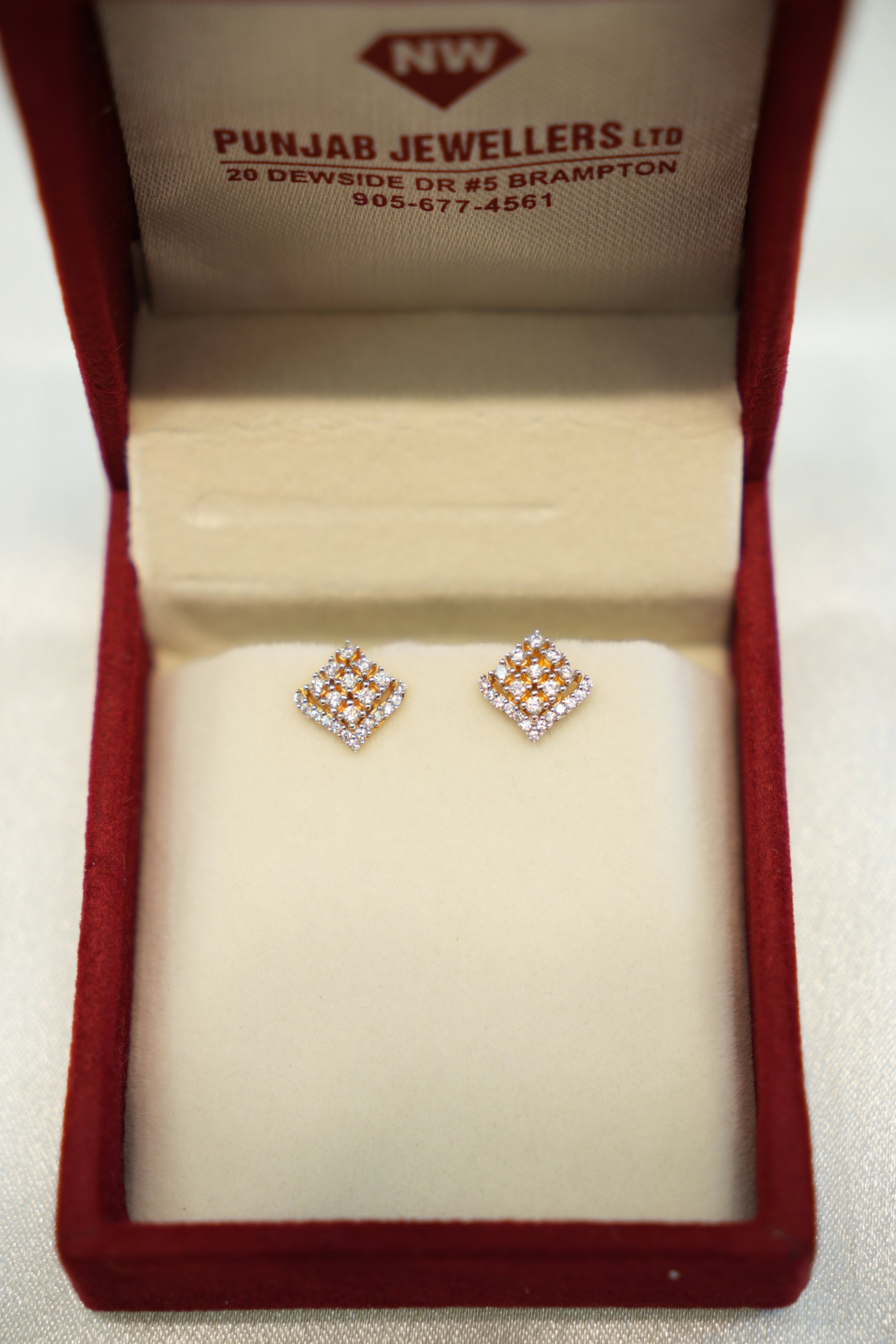 Beautiful handcrafted gold earrings