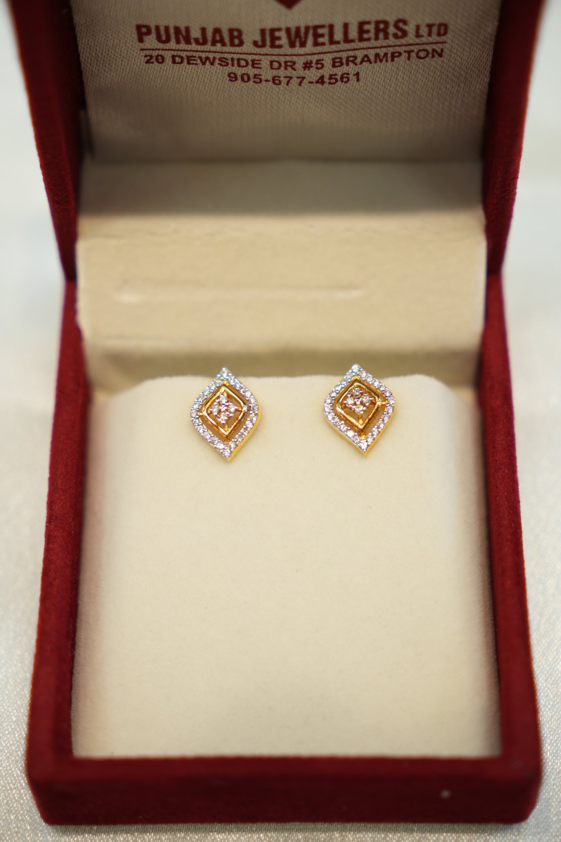 Fine craftsmanship gold earrings