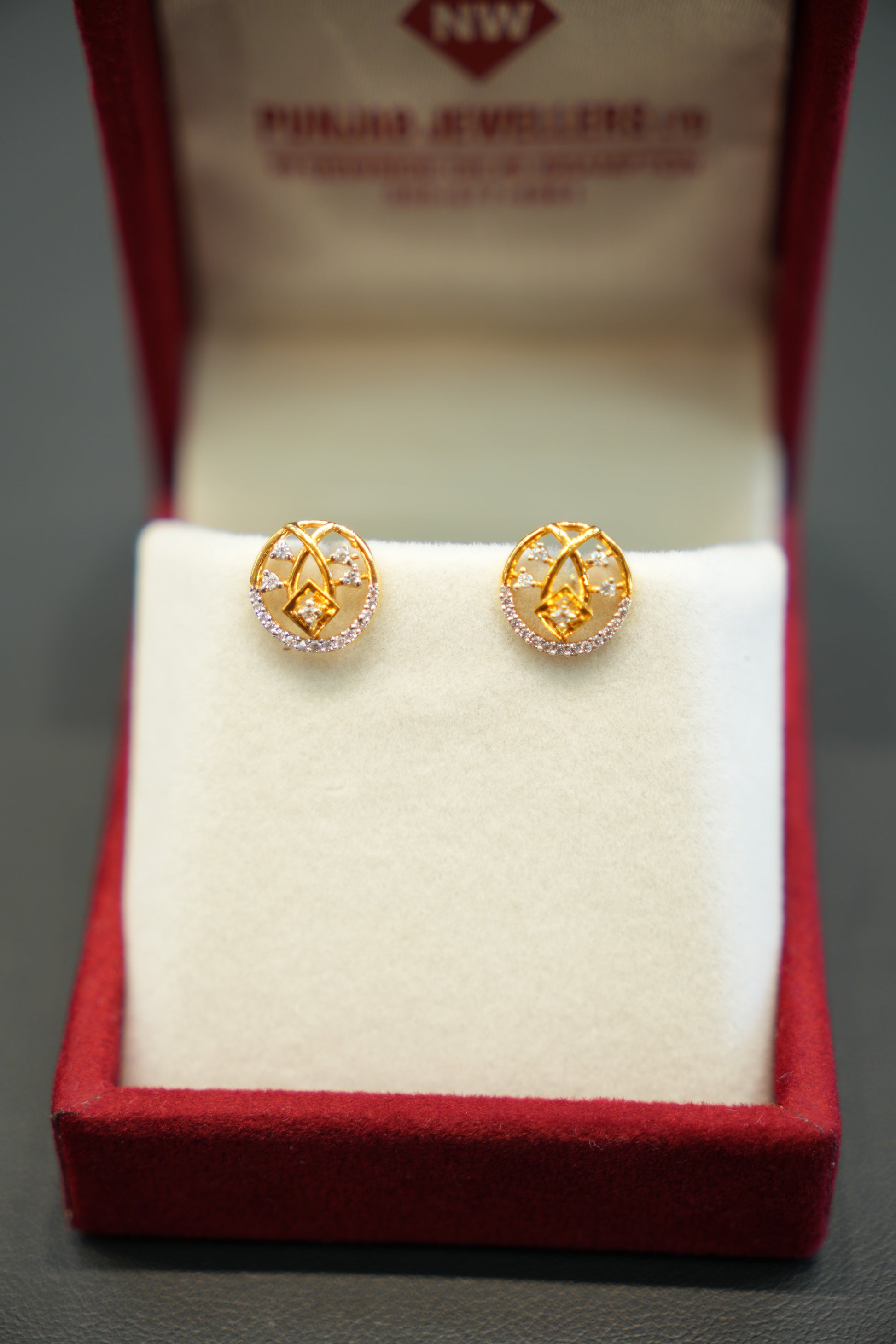 Timeless ladies gold earrings
