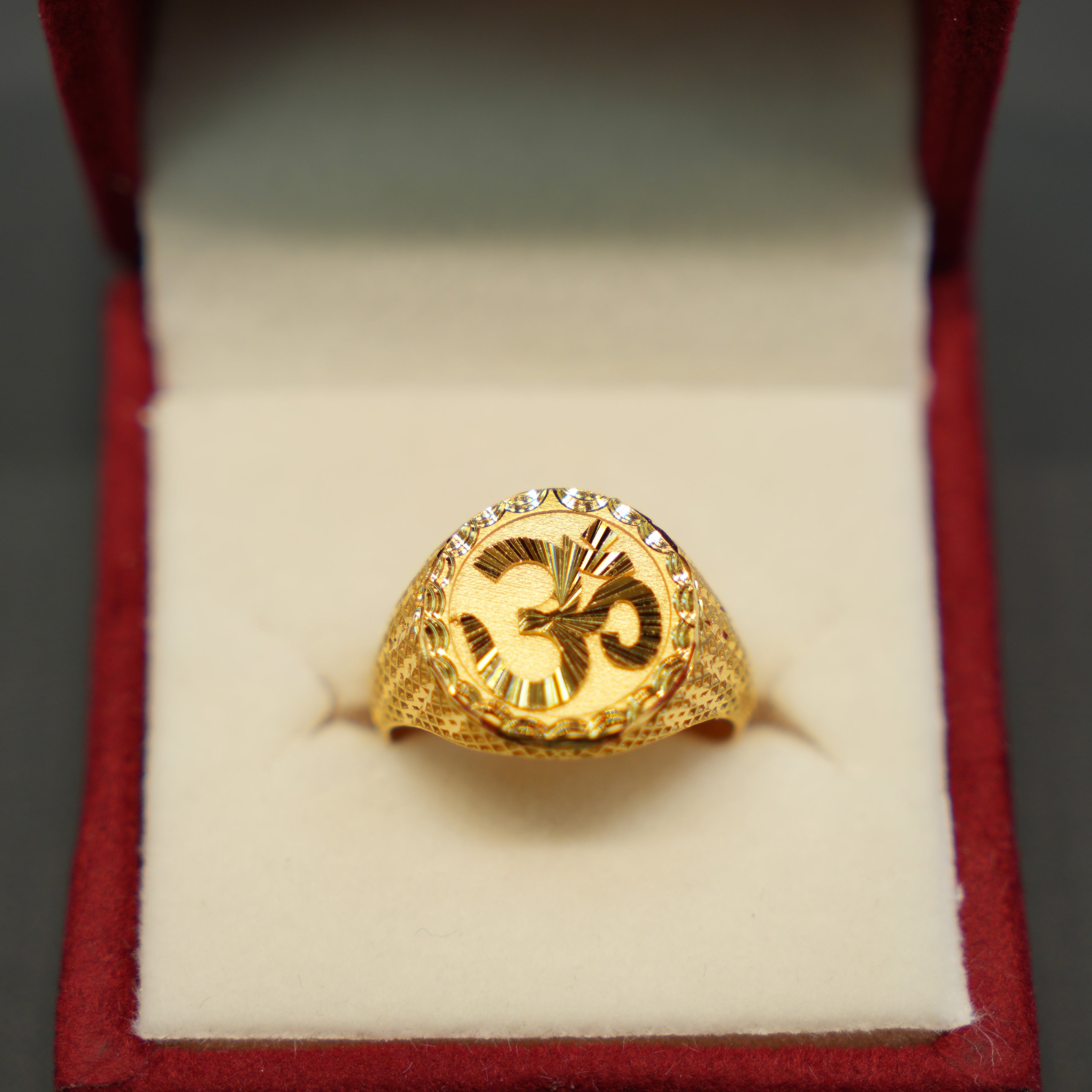Traditional men's gold ring