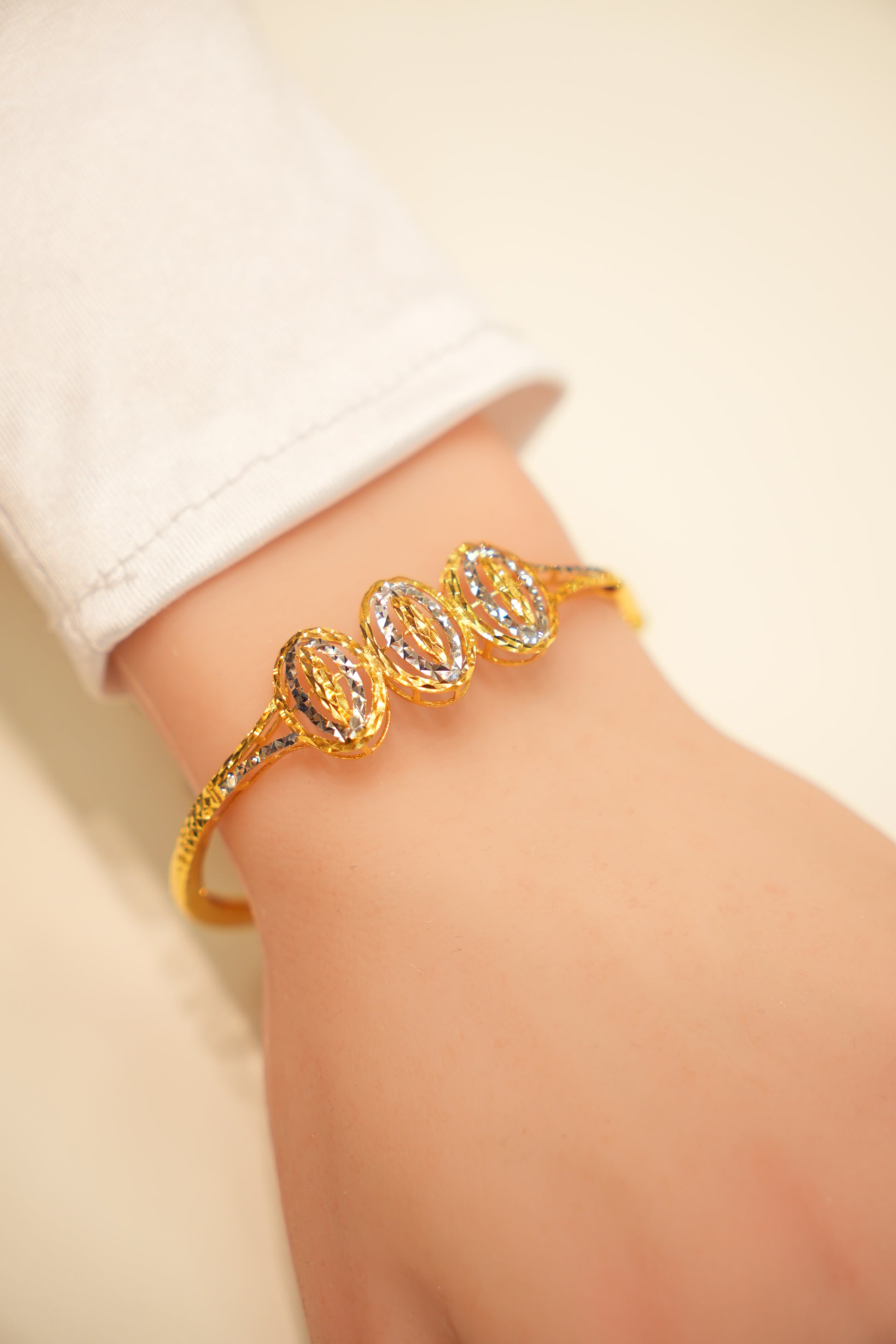 22k Gold Modern Mesh Bangle
