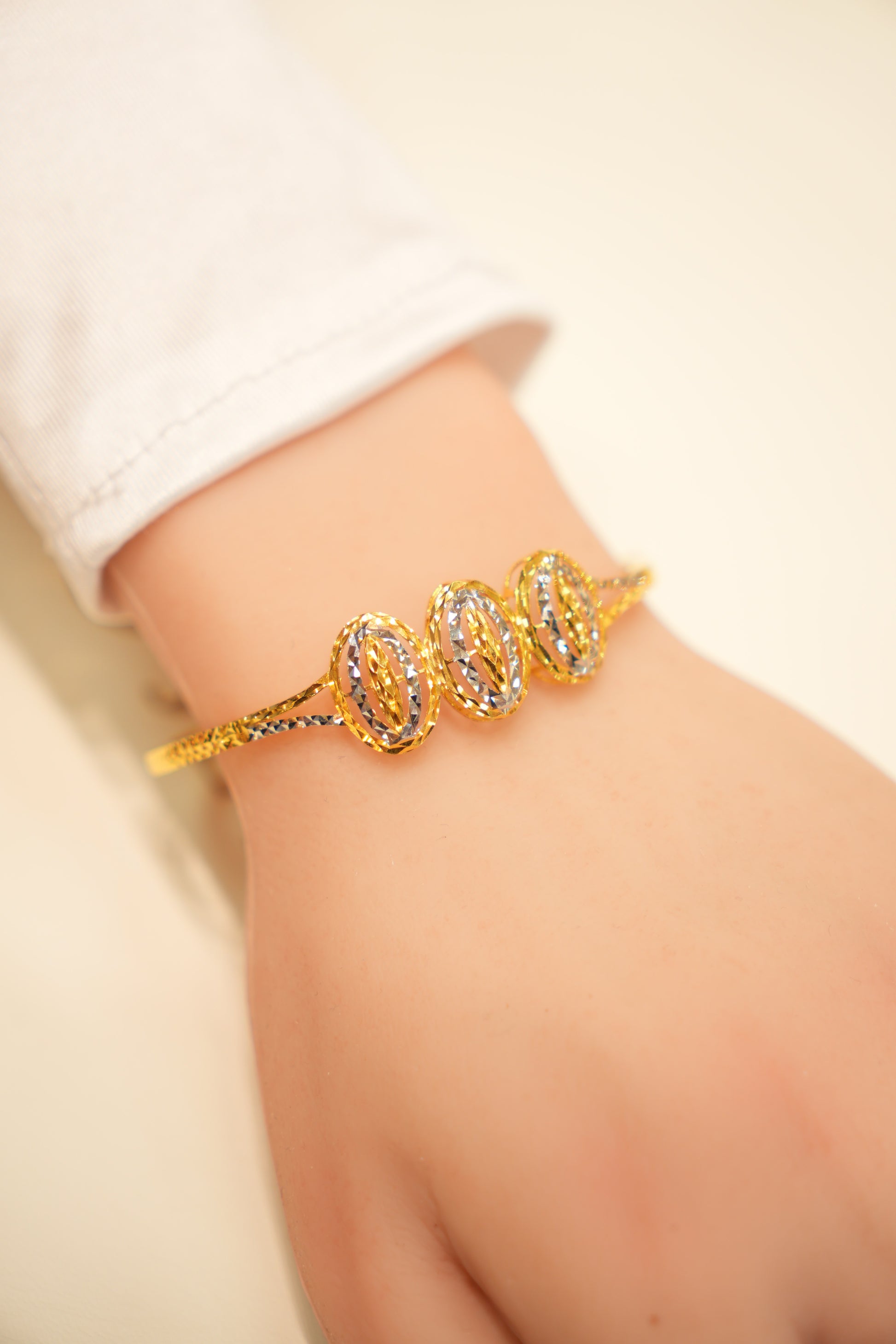 22k Gold Modern Mesh Bangle