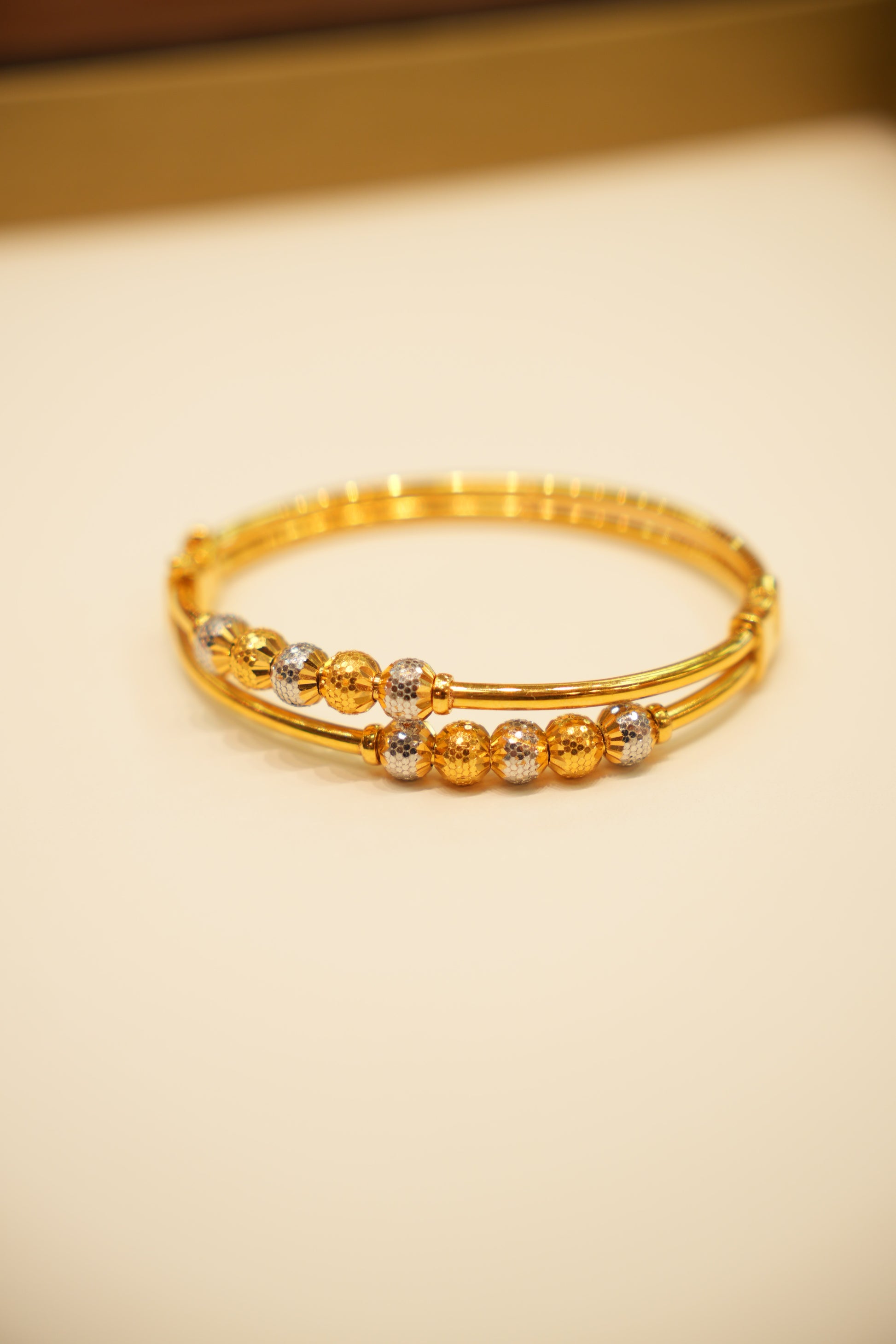 Elegant luxury gold bracelet for fashion wear