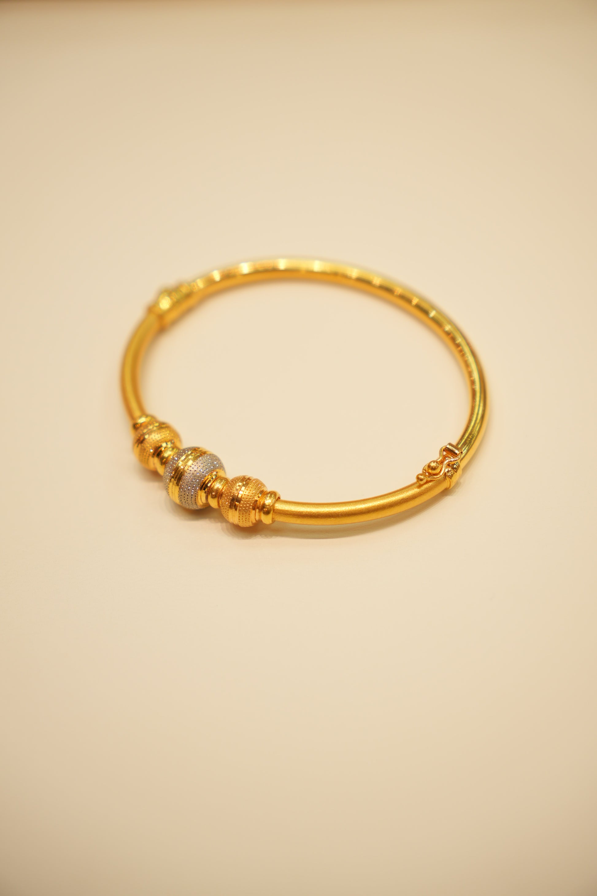 Stylish lightweight gold bracelet design