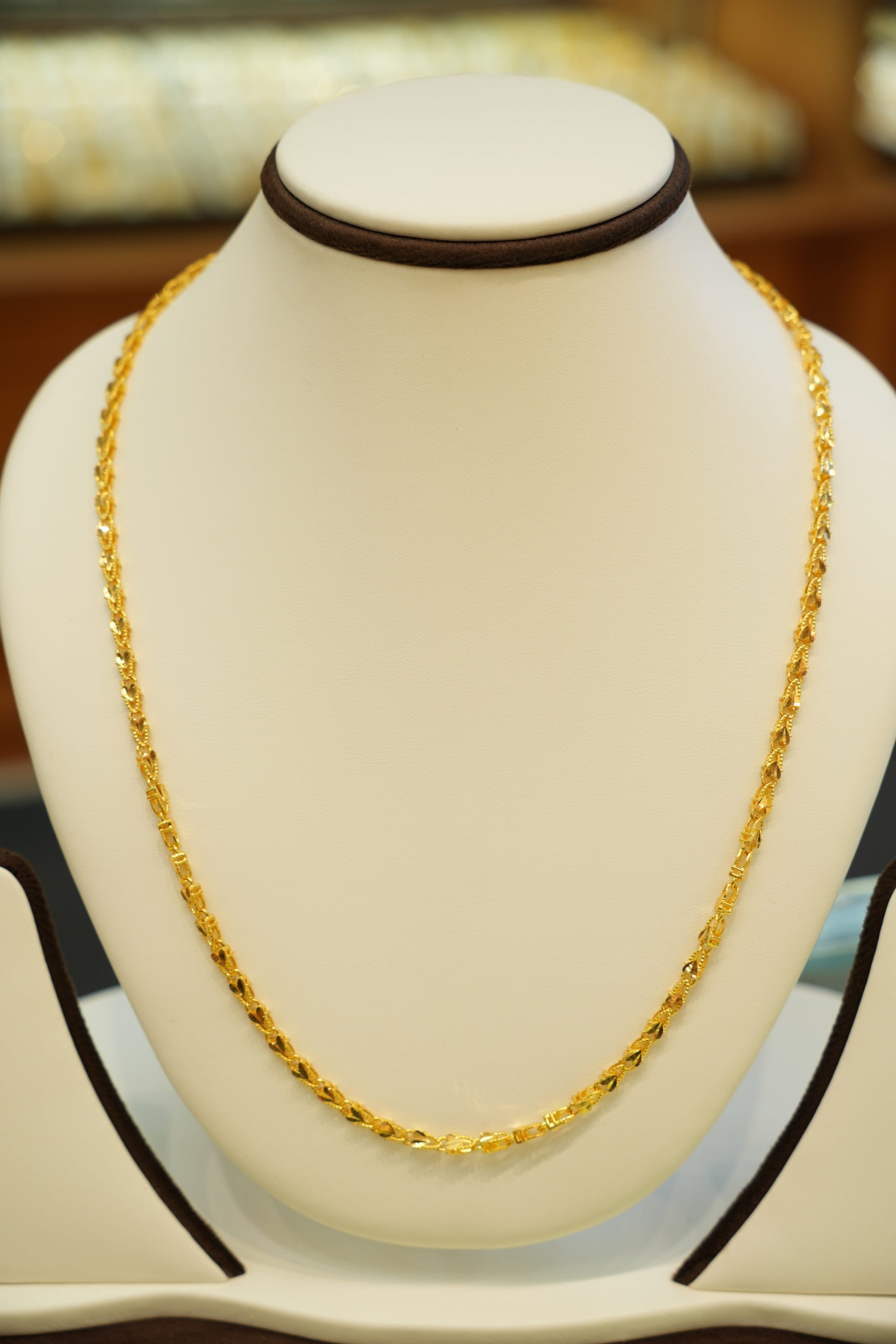 Stylish gold necklace chain with refined craftsmanship