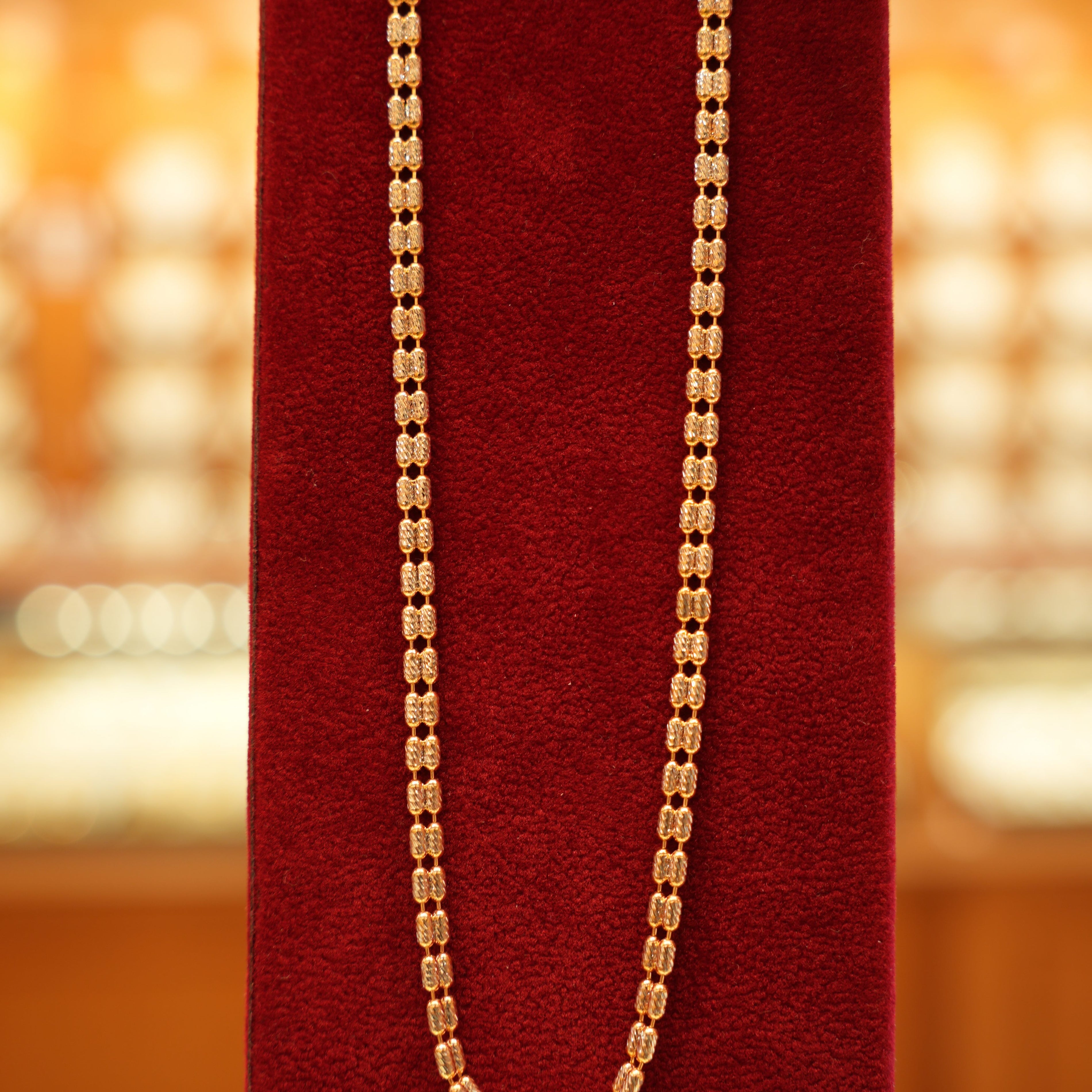 Sleek gold chain necklace design