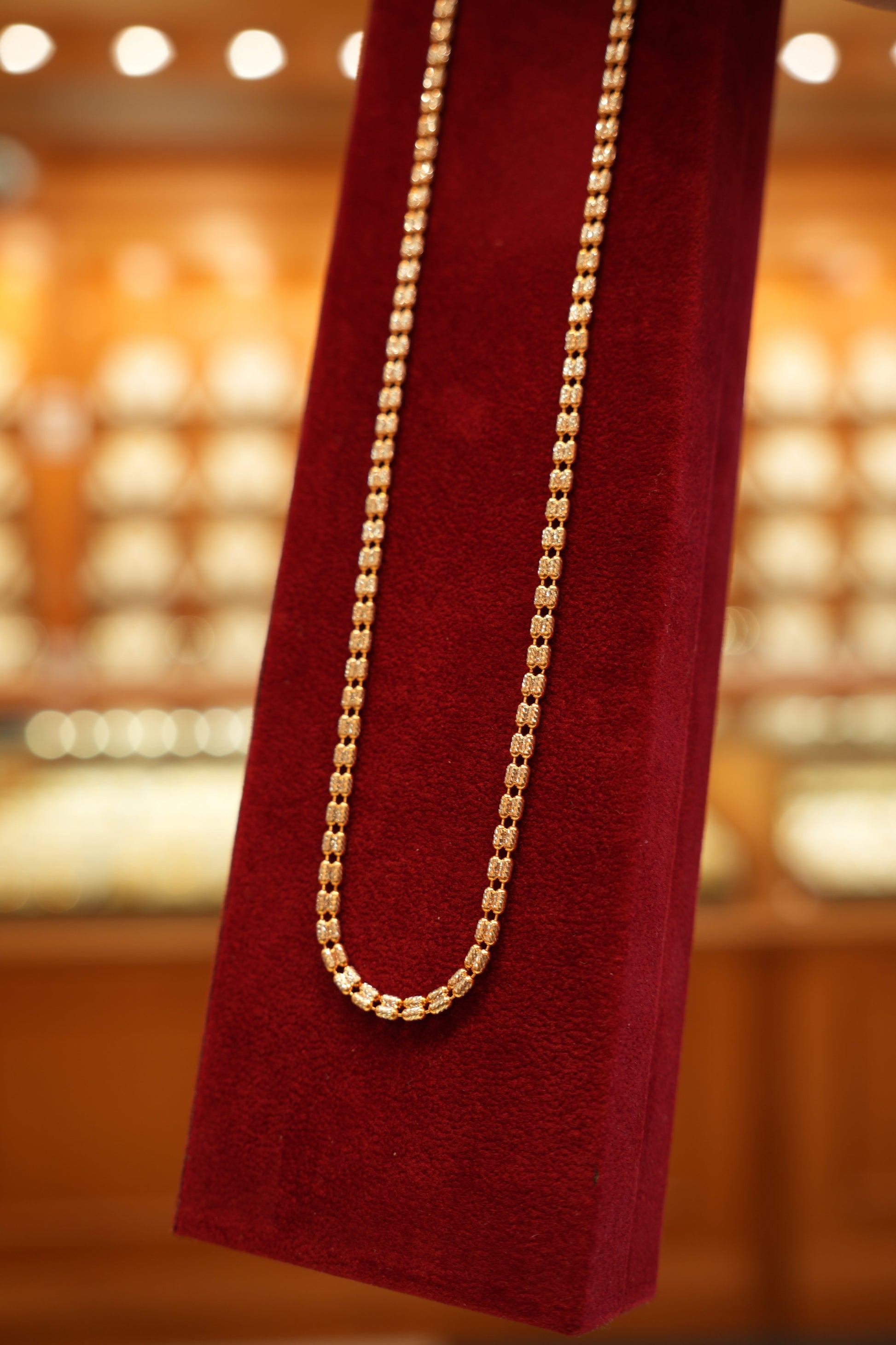 Luxury gold chain with polished links