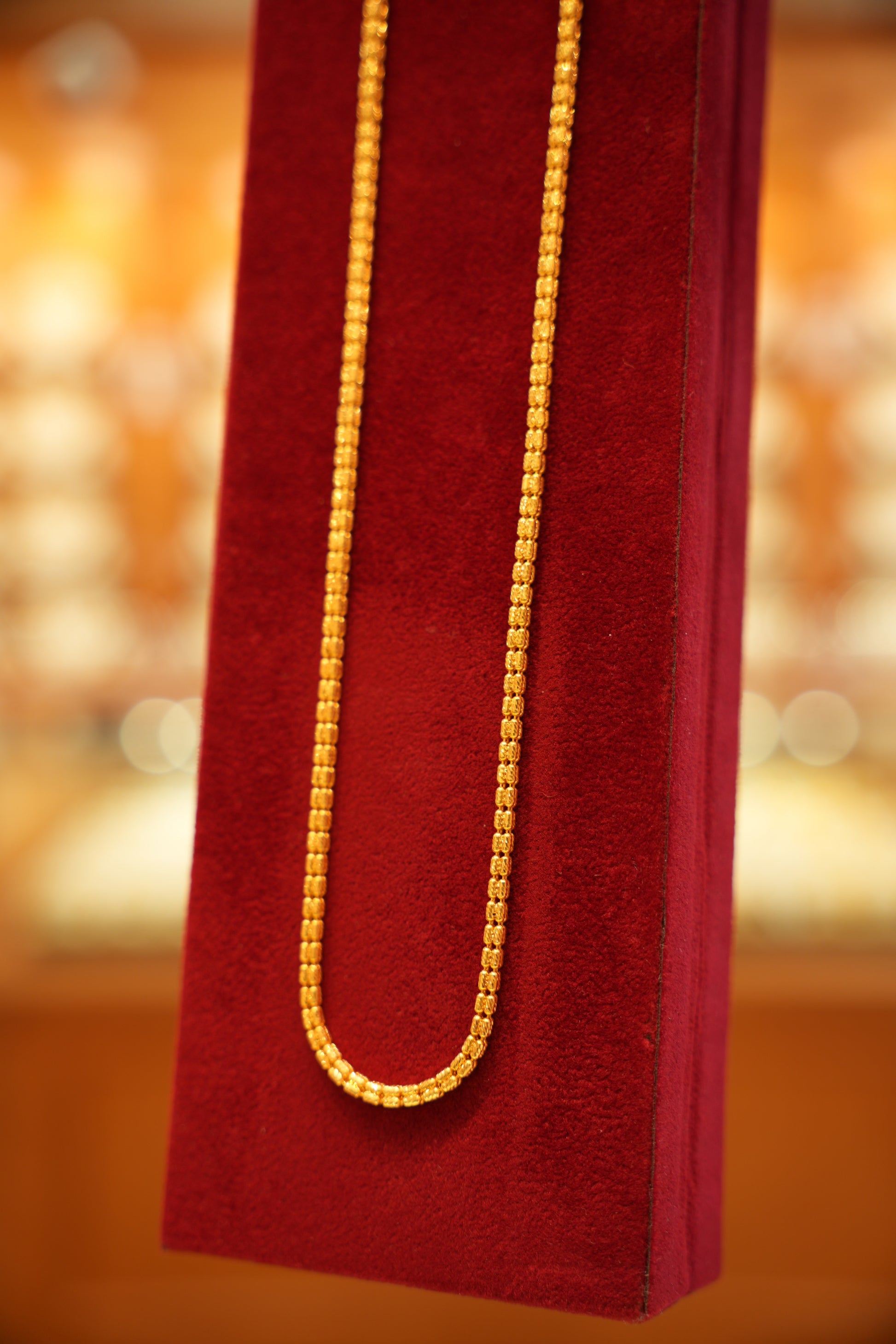 Delicate gold chain 