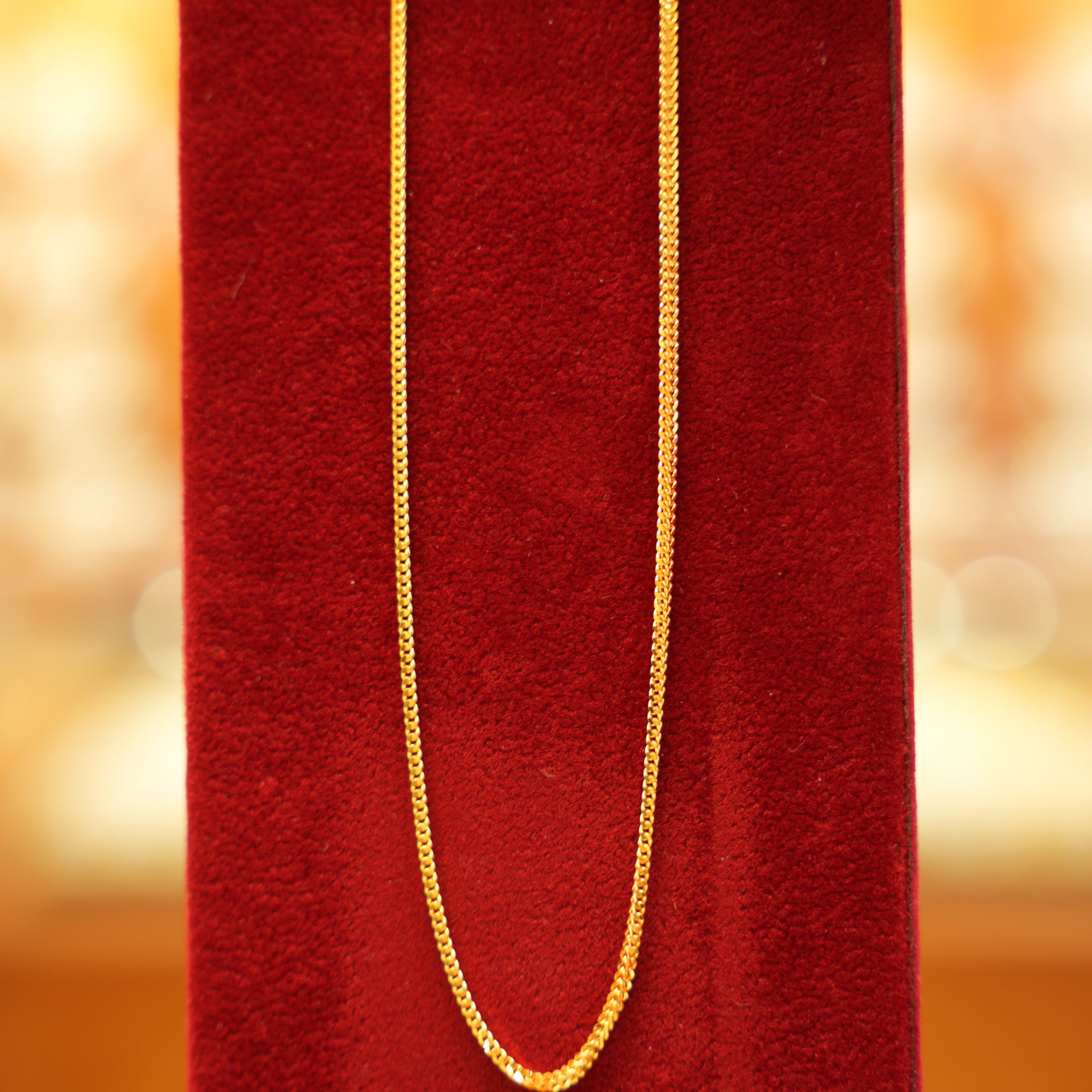 Elegant gold chain 