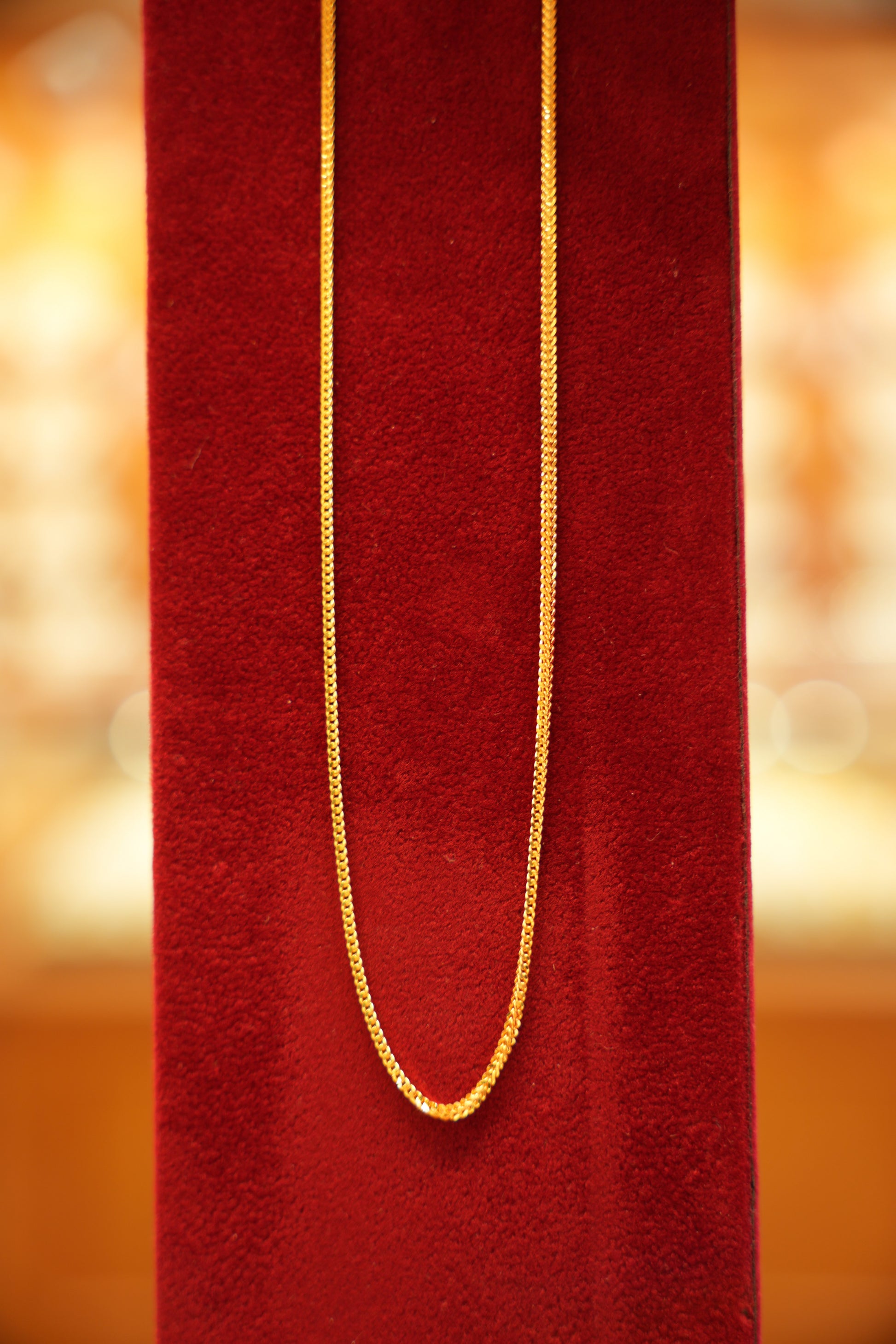 Elegant gold chain 