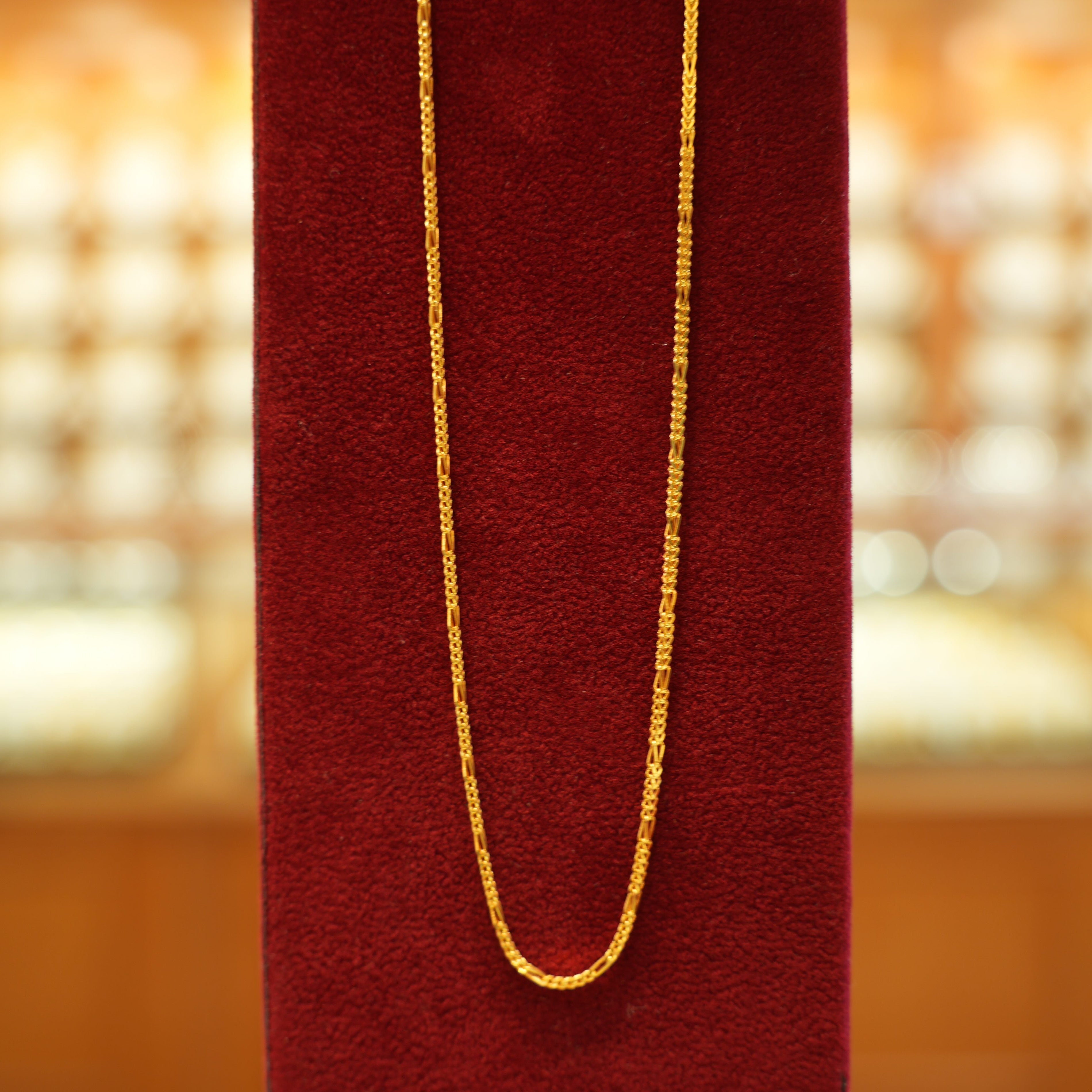 Elegant short gold chain for women