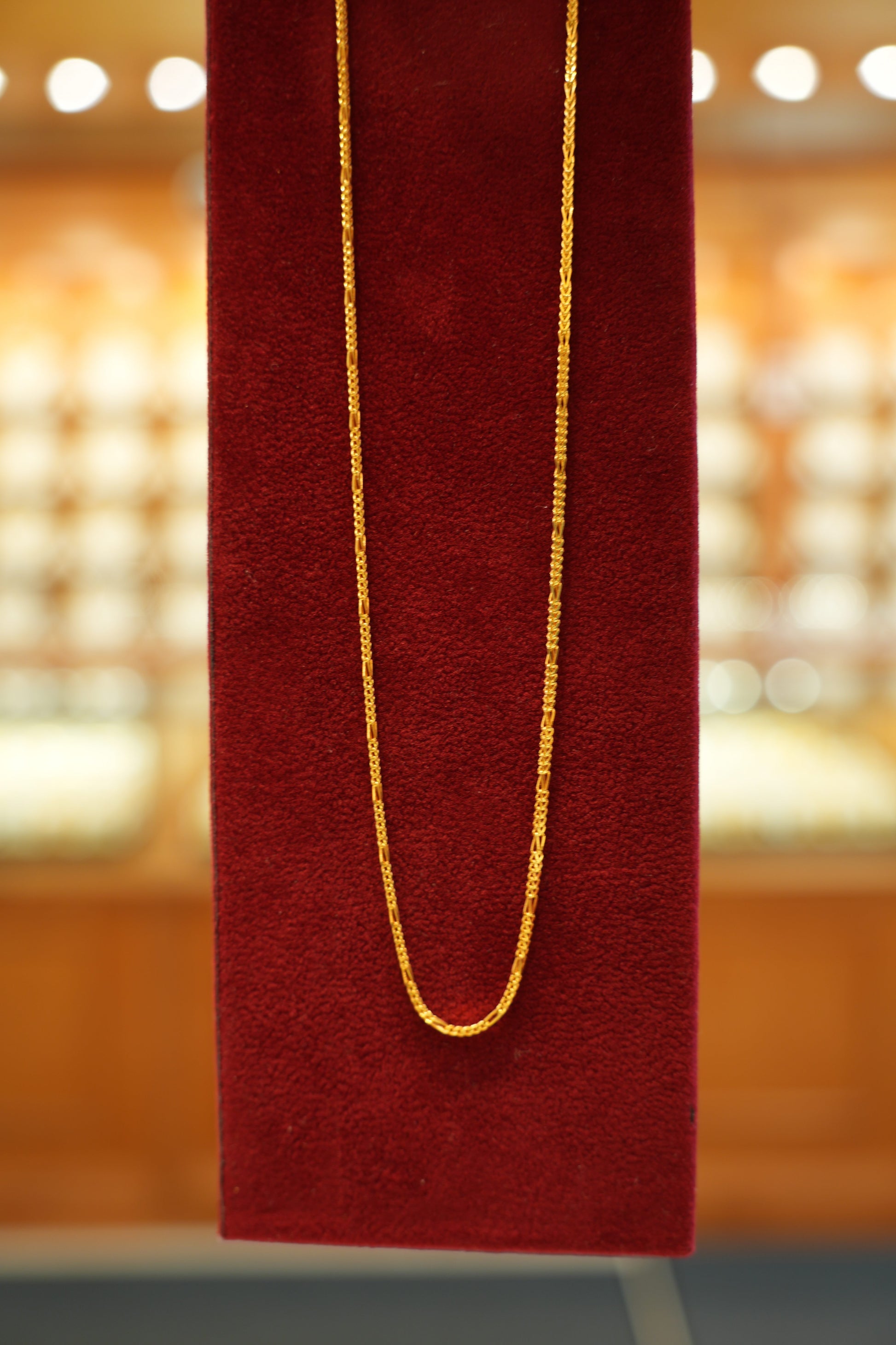 Elegant short gold chain for women