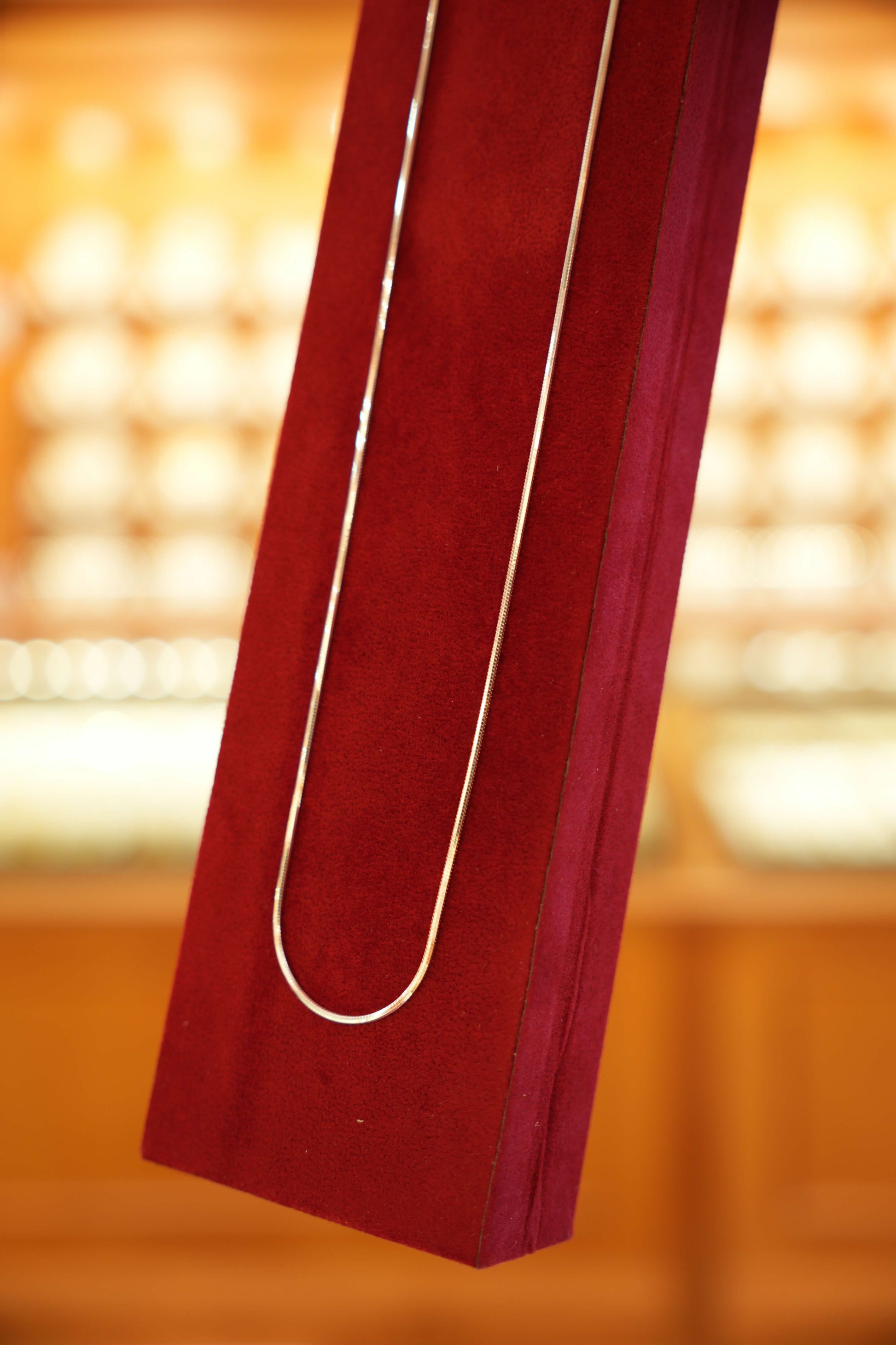 Smooth silver chain finish