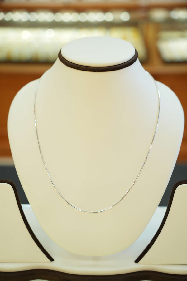 Trendy silver chain look
