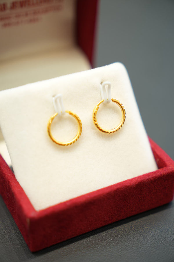 Exclusive gold earrings