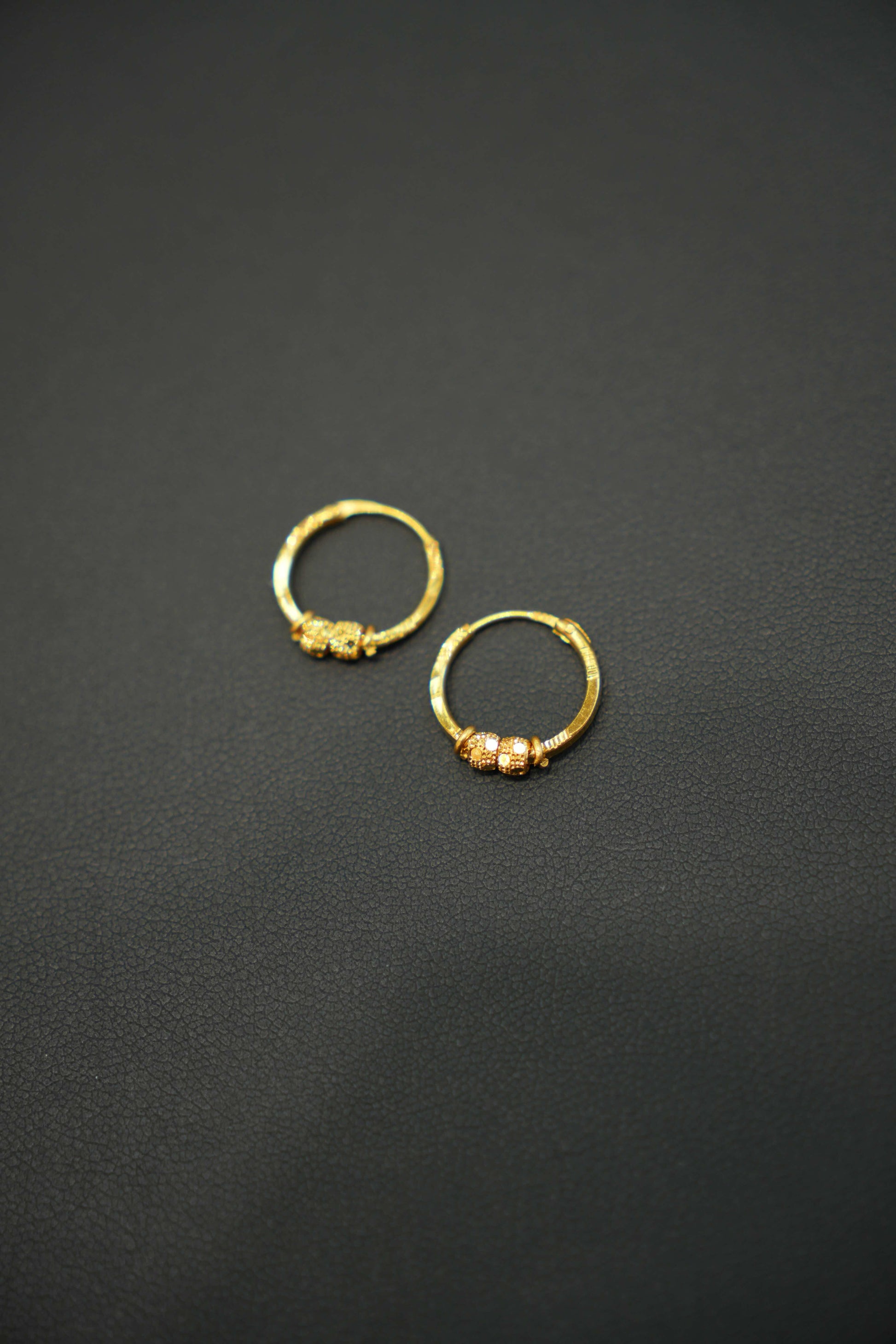 Timeless yellow gold hoop earrings