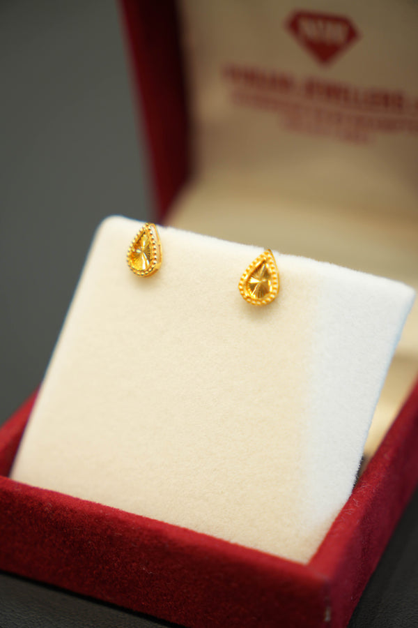 Chic clover gold studs