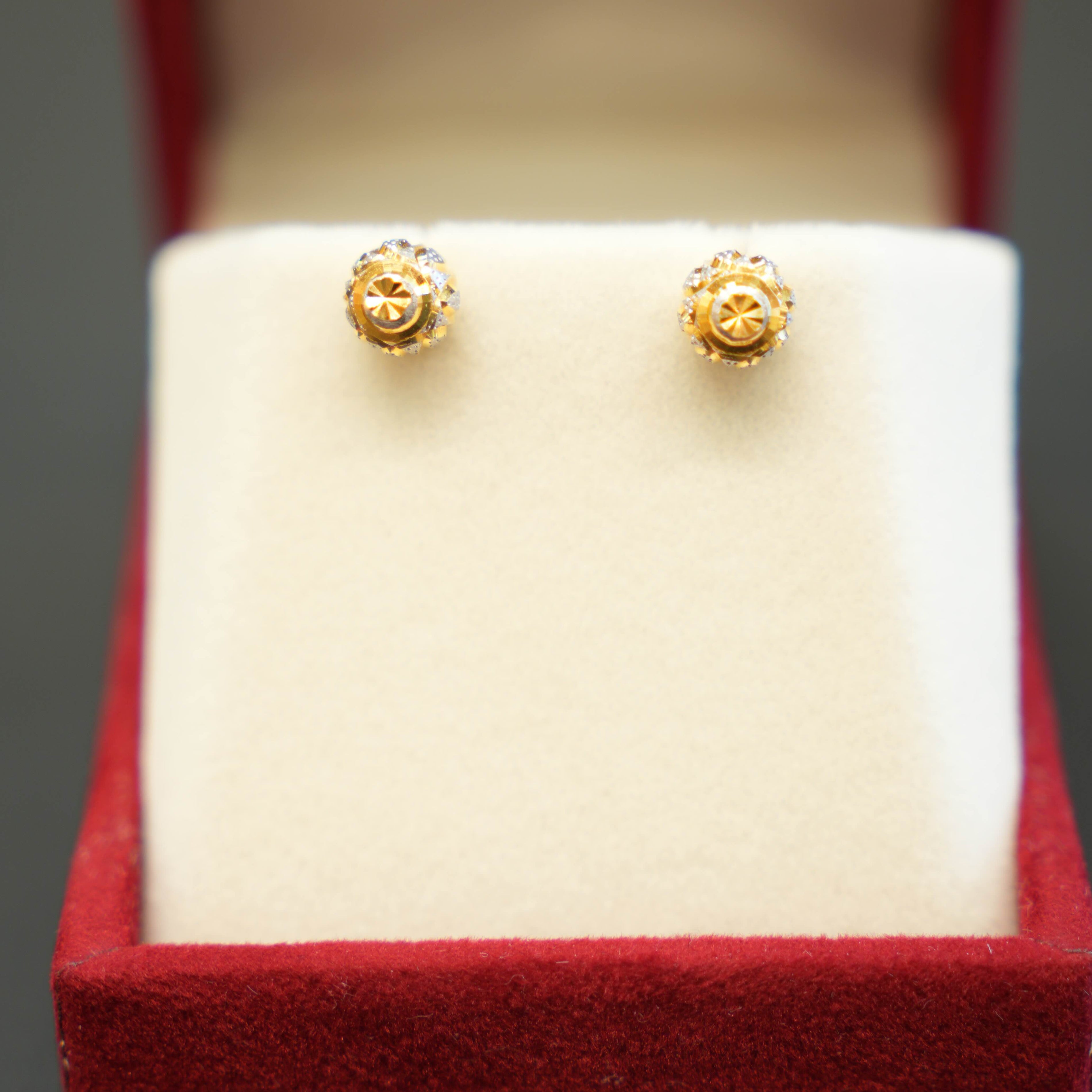 22K Gold Ladies Stud Earrings