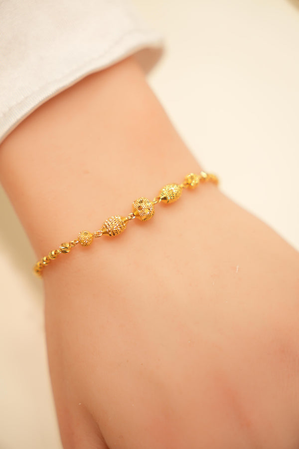 Delicate beaded wrist bracelet