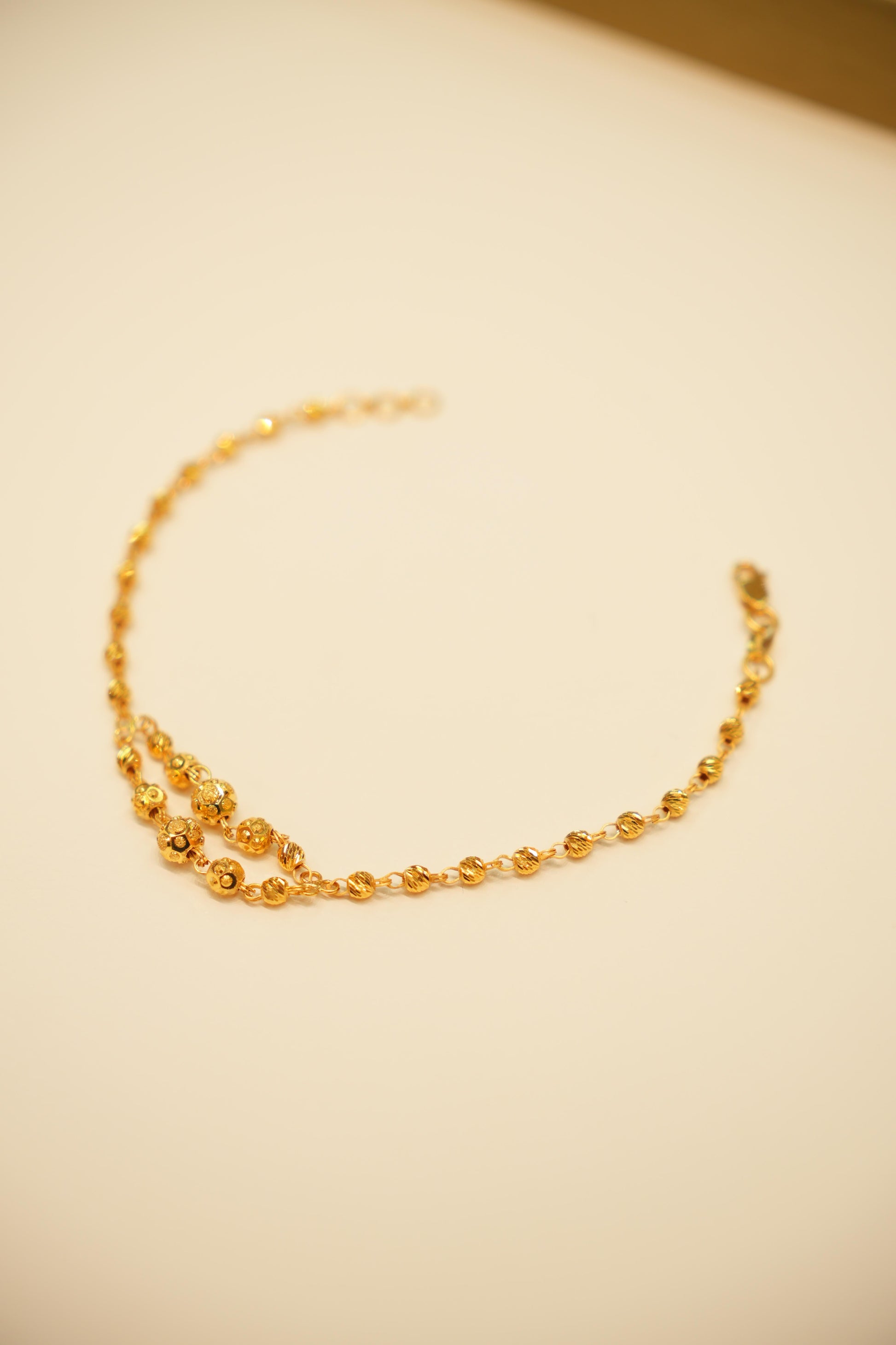 Modern gold bracelet design