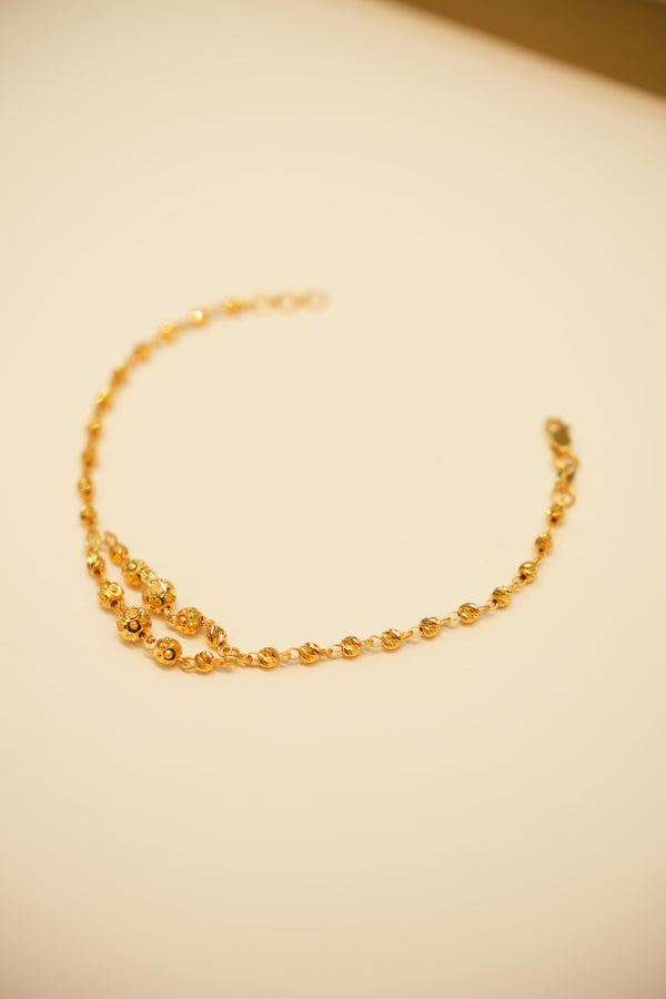 Modern gold bracelet design