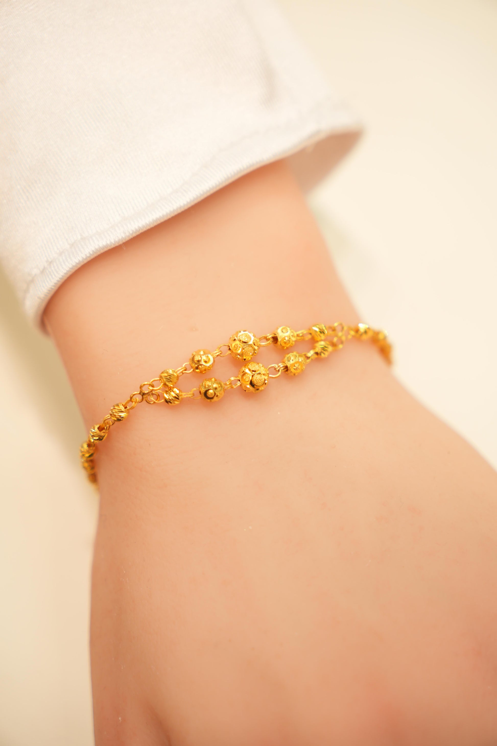 Simple gold jewelry bracelet